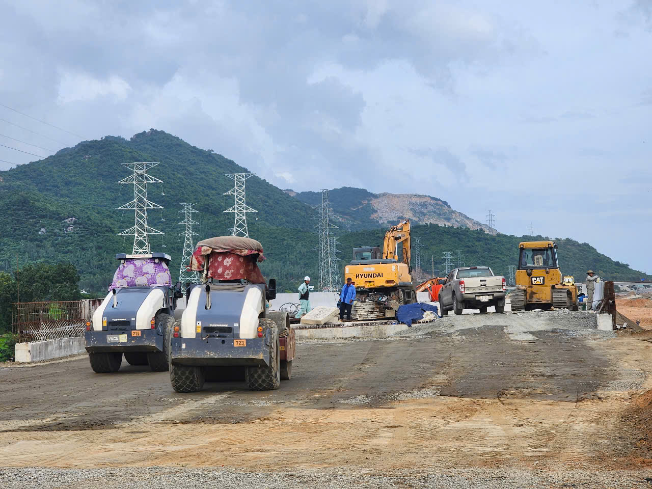 Cao điểm tại dự án Vân Phong - Nha Trang có tới 1.240 nhân lực, gần 700 thiết bị máy móc, bố trí 30 mũi thi công trên công trường