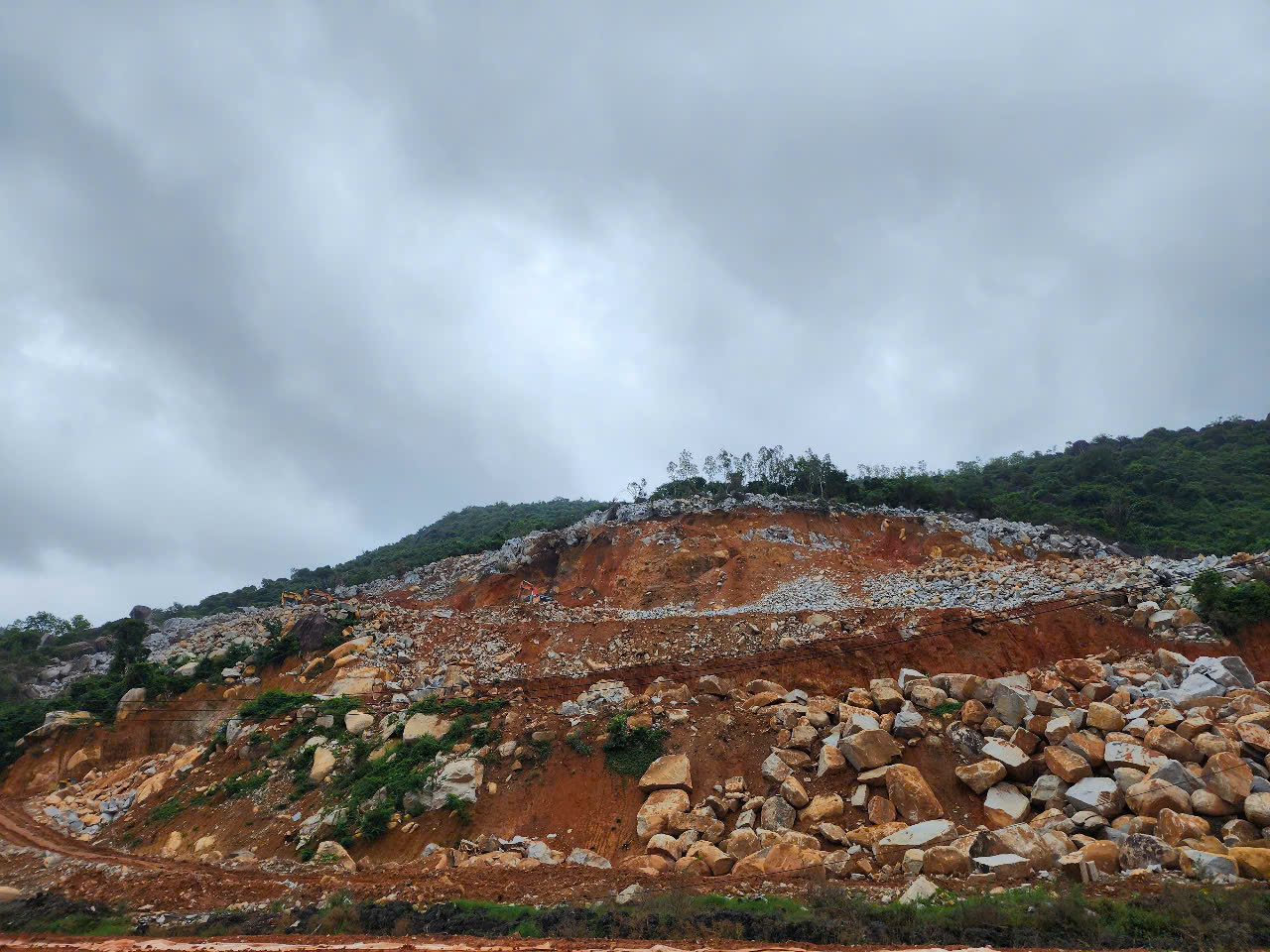 Tại dự án Chí Thạnh – Vân Phong, các mỏ vật liệu đất như mỏ Cây Tra, mỏ Hóc Thuần đã được cấp phép khai thác nhưng lại có tỷ lệ đá lớn từ 40%-70% đá