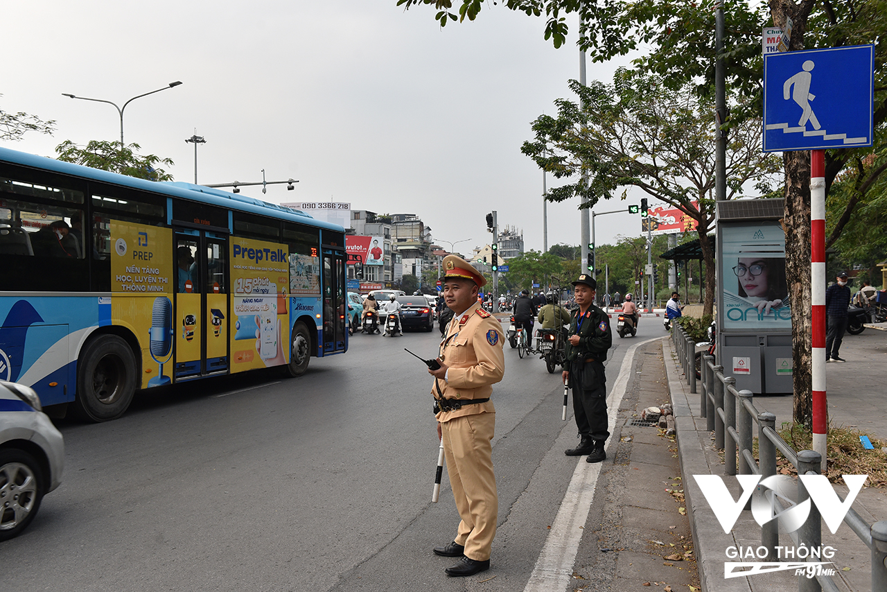 Thời gian vừa qua, Phòng CSGT (Công an TP. Hà Nội) tiếp nhận phản ánh về hiện tượng nhiều phương tiện chủ yếu là xe máy có hành vi chen ngang, vượt đèn đỏ vào giờ cao điểm tại những nút giao thông quan trọng trung tâm của thủ đô. Ngay sau khi tiếp nhận thông tin, lực lượng CSGT thủ đô đã tập trung xử lý nghiêm các trường hợp vi phạm này.