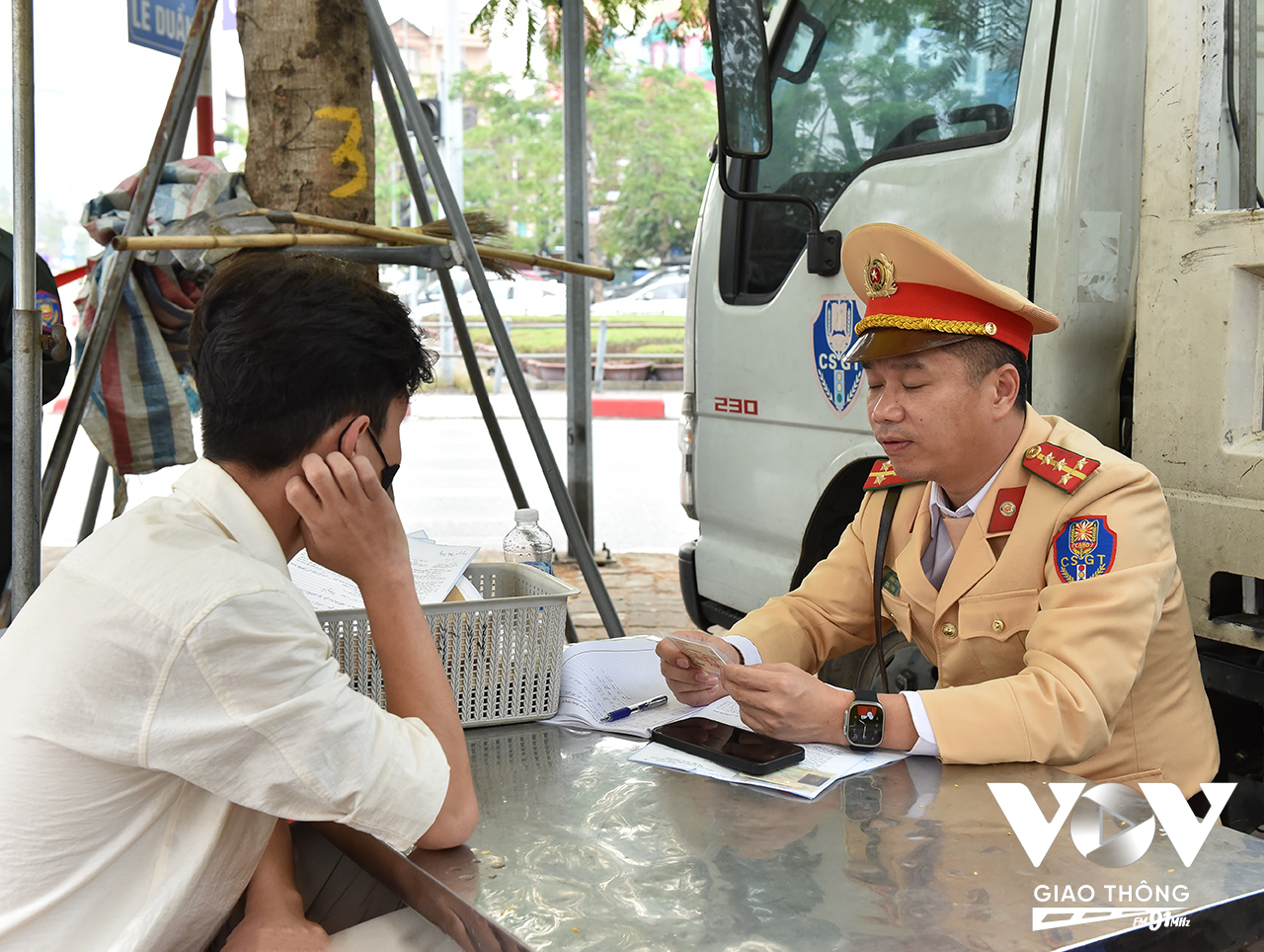 Một trường hợp khác cũng vi phạm lỗi không chấp hành hiệu lệnh đèn tín hiệu giao thông. Nam thanh niên này cho biết, do quá chủ quan nên thấy đèn xanh còn dưới 3 giây nhưng vẫn cố tình vượt qua ngã tư. Ngay lập tức, nam thanh niên này được lực lượng CSGT yêu cầu dừng xe, xuất trình giấy tờ và kiên quyết xử phạt theo quy định.