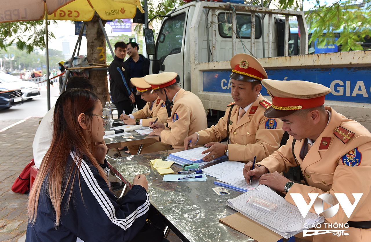 Không khó để bắt gặp các trường hợp là thanh thiếu niên vi phạm, đa phần là các lỗi như không chấp hành hiệu lệnh đèn tín hiệu giao thông, không đội mũ bảo hiểm hoặc chở người ngồi sau không đội mũ bảo hiểm.