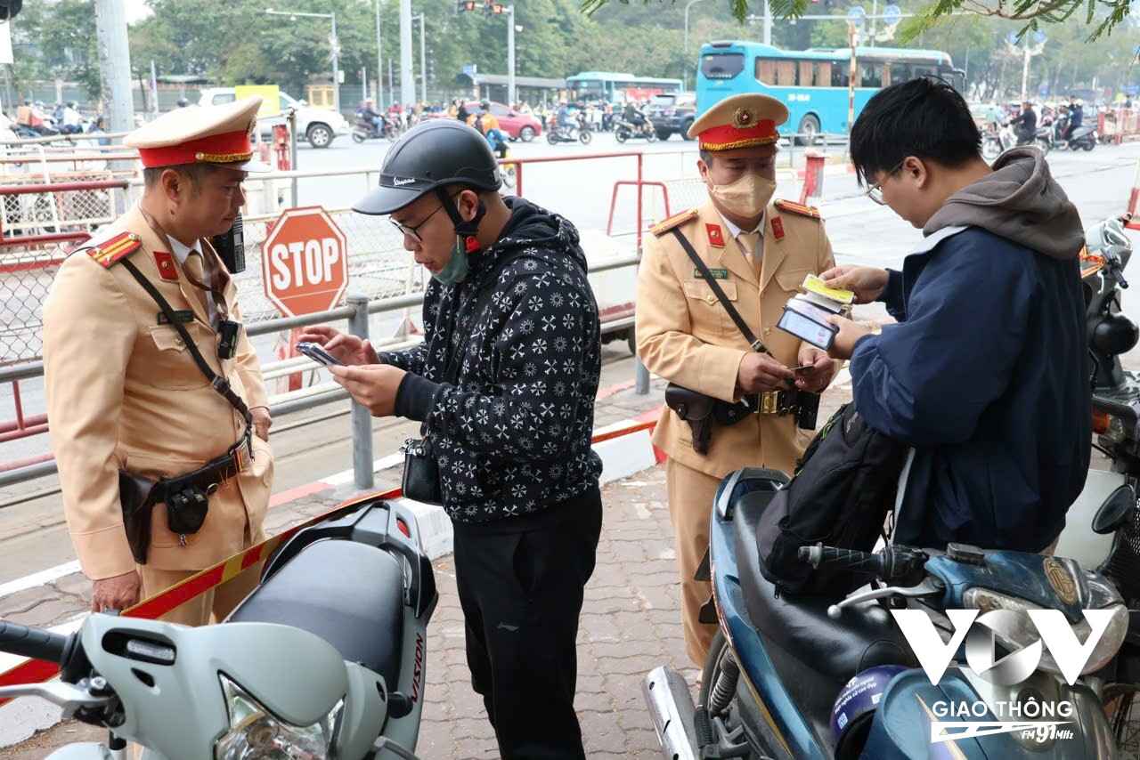 Lực lượng CSGT thủ đô xác định, không chấp hành hiệu lệnh đèn tín hiệu giao thông là hành vi thuộc về lỗi ý thức và nhận thức của người tham gia giao thông. Qua khảo sát, cơ quan chức năng chỉ rõ, việc vi phạm chủ yếu diễn ra vào các khung giờ cao điểm trong ngày tại các ngã tư: Đại Cồ Việt - Lê Duẩn, Khuất Duy Tiến - Nguyễn Trãi, Nguyễn Lương Bằng - Tôn Đức Thắng…