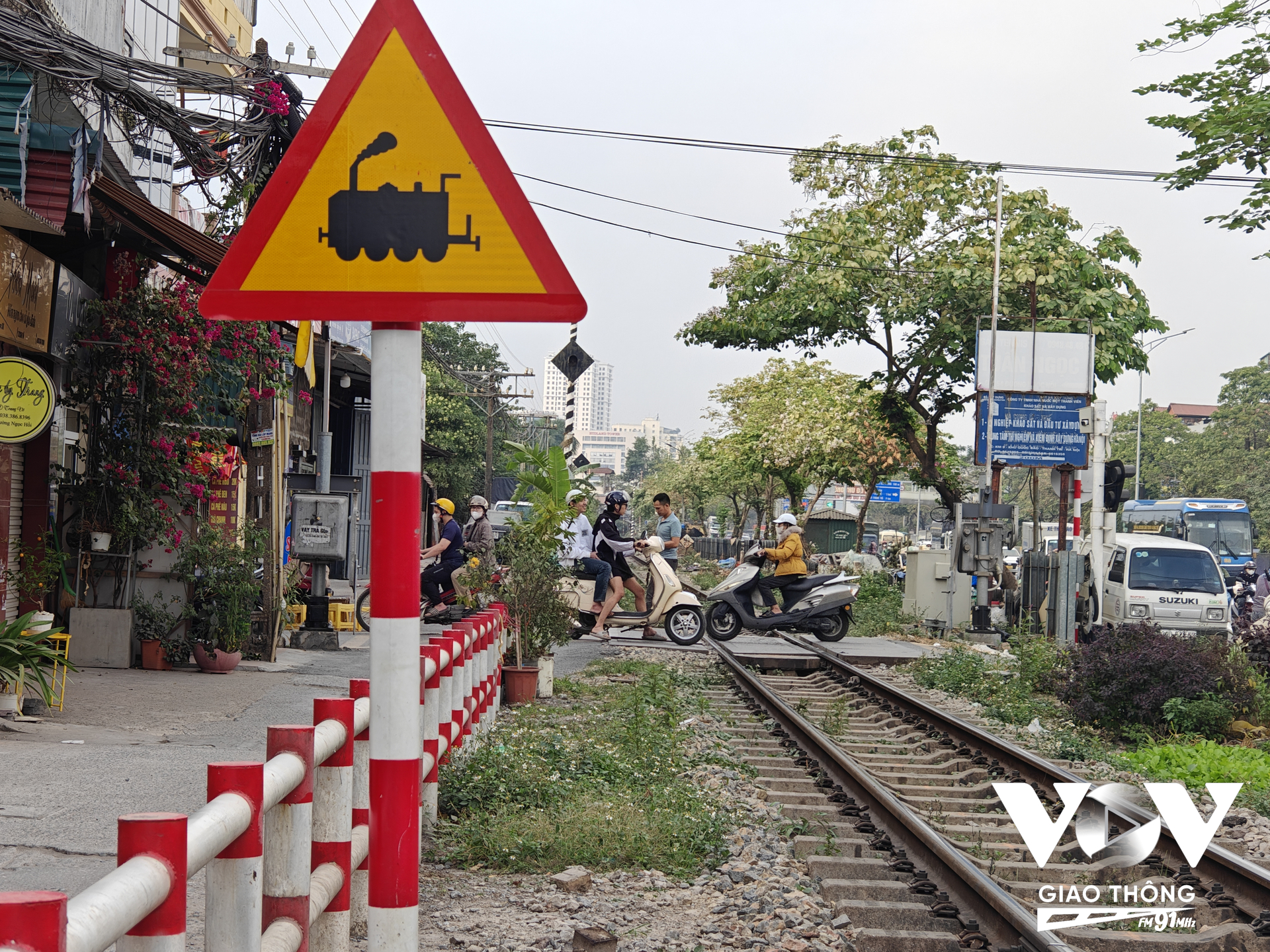 Dọc tuyến đường sắt Bắc-Nam đoạn Ngọc Hồi-Văn Điển có nhiều 'điểm đen' tai nạn. Đường gom dân sinh với barie ở ngõ 54 Ngọc Hồi là một giải pháp tạm thời đảm bảo an toàn giao thông.