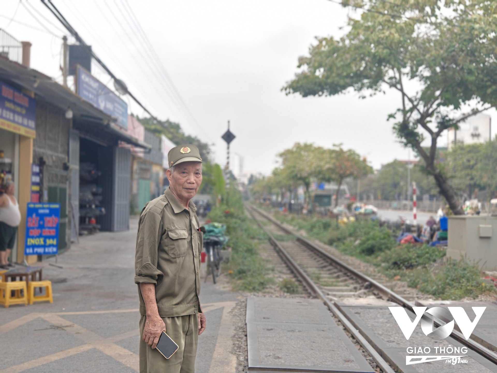 Ông Trịnh Đình Cách cho rằng, việc gom người dân về lối đi hợp pháp có cảnh giới, gác chắn, hệ thống cảnh báo tự động là cần thiết.