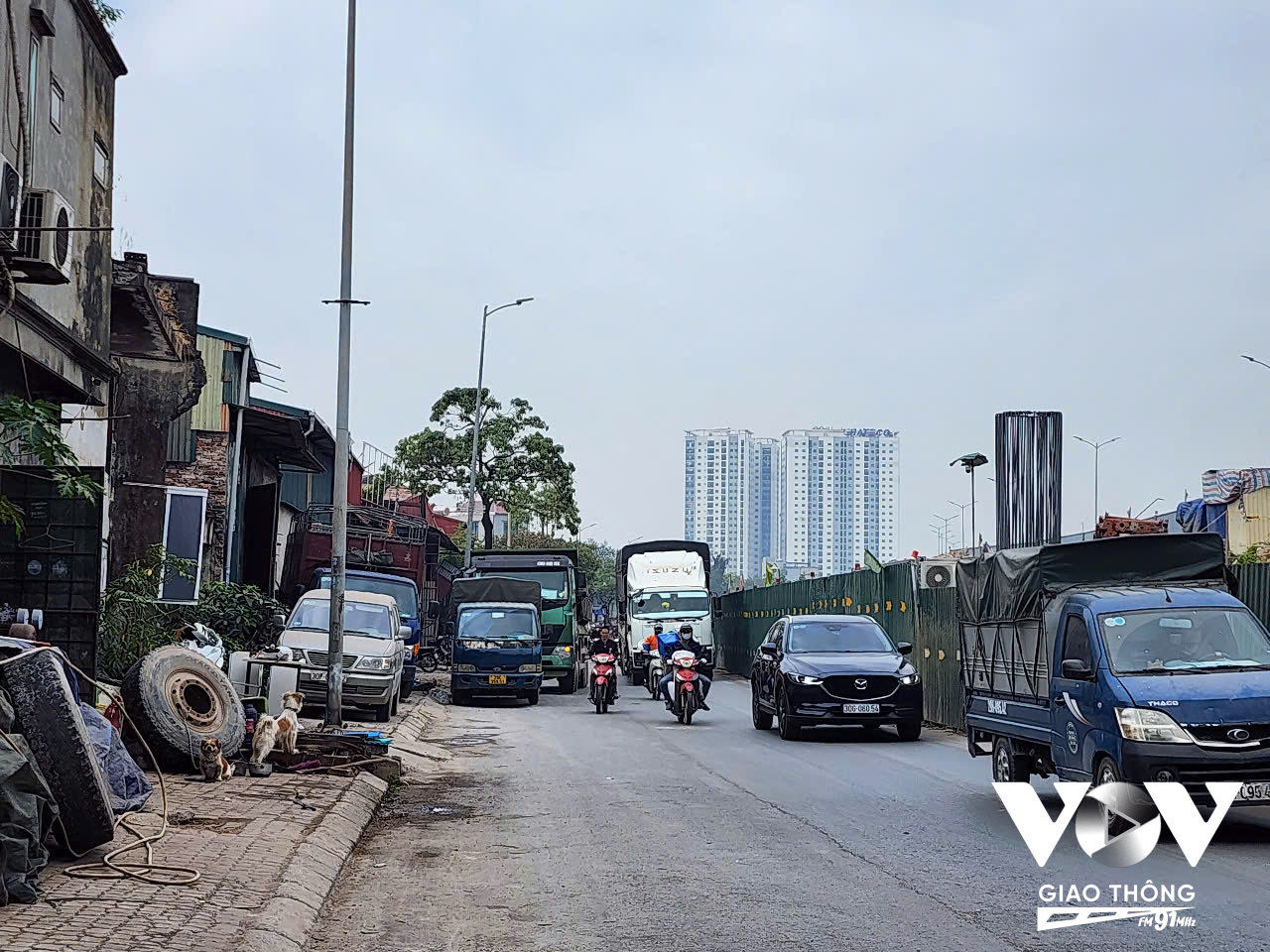 Theo người dân sinh sống dọc tuyến đường Đỗ Mười, nhà thầu đã quây tôn gần 1 năm nay để thi công nhưng không thấy chuyển biến