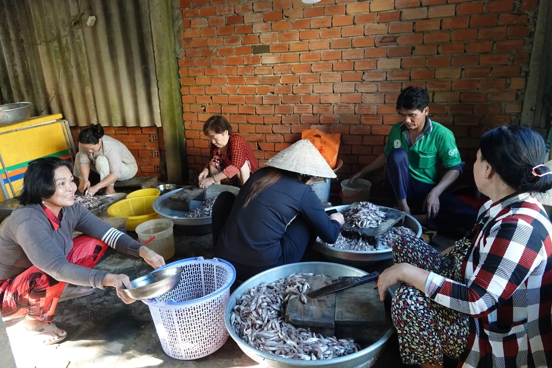 Vài trăm ký cá, từ cá linh, cá chốt, cá rô… được bà con tập trung làm sạch để sơ chế, làm mắm. Cô Nga là người “đứng mũi chịu sào”, cũng là tay vén khéo khi chỉ huy làm mấy trăm ký mắm mỗi ngày.