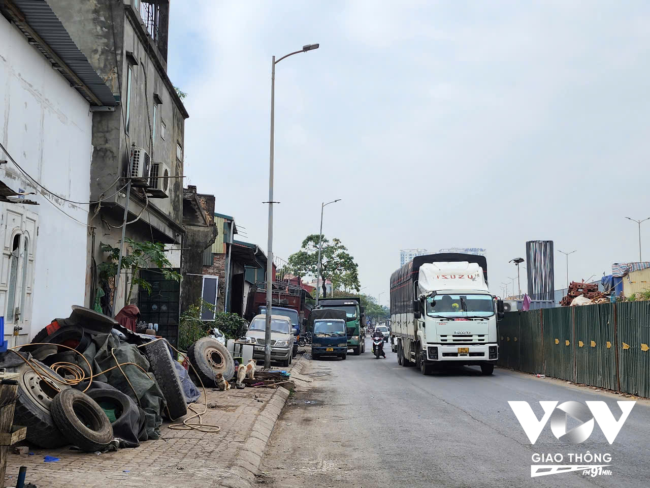 Đoạn đường gom (Đỗ Mười) chừng 100m mà có tới 3-4 tiệm làm lốp ôtô đối diện với phần đường đã quây tôn để thi công công trình cầu vượt