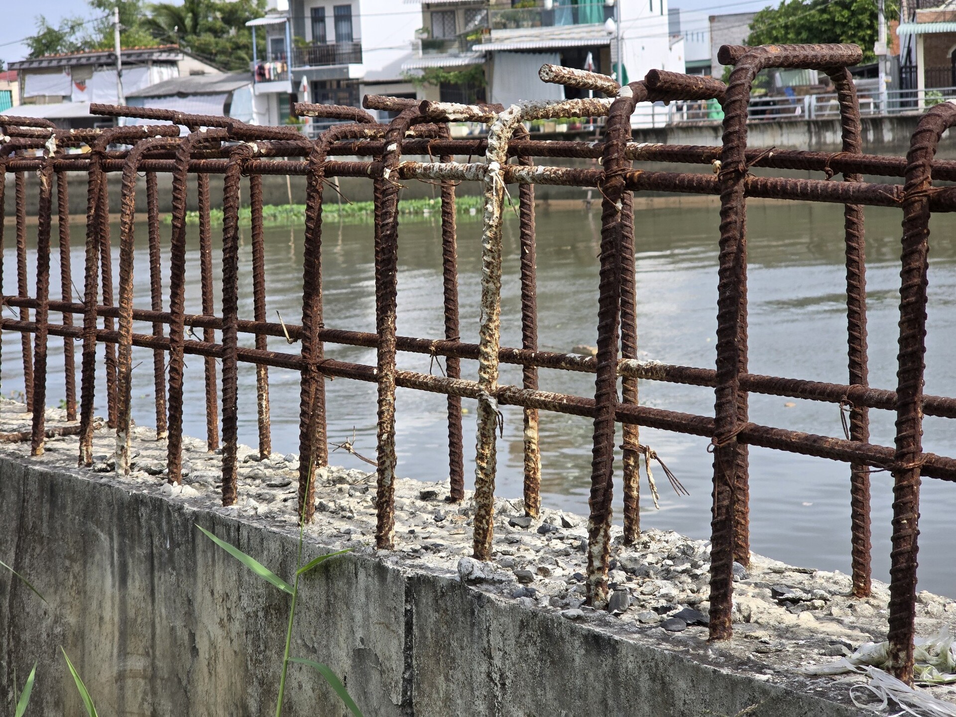 Vật liệu đã rỉ sét tại công trường kè rạch Cái Sơn