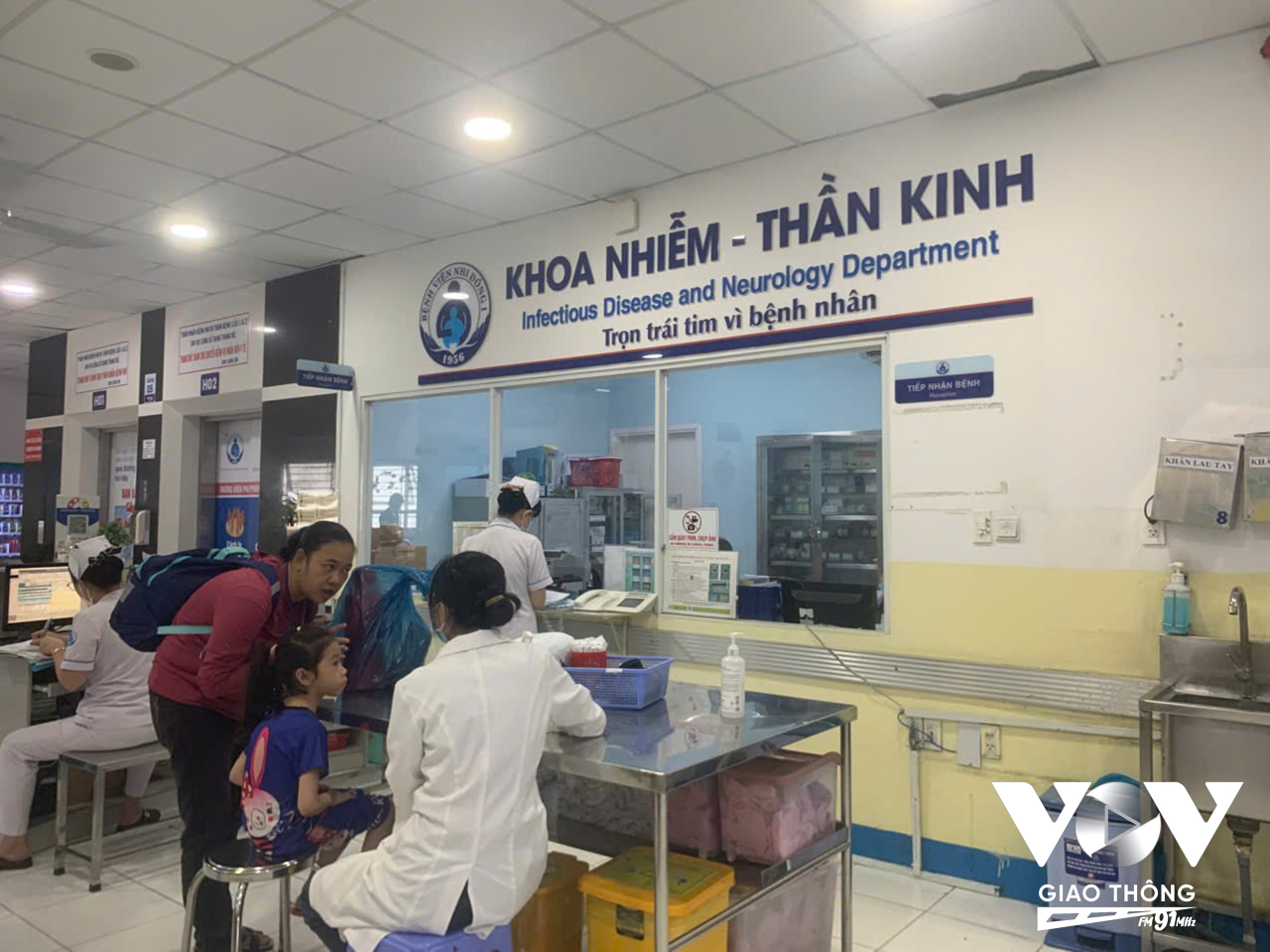 Bác sĩ Dư Tuấn Quy, Trưởng khoa Nhiễm Thần Kinh cho biết có 1 gia đình có đến 7 trẻ nhập viện vì Sởi.