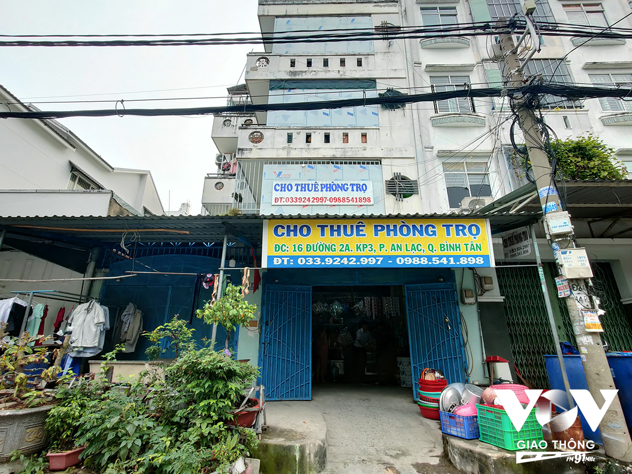 Những bảng hiệu cho thuê phòng, số điện thoại liên lạc được in rất rõ để người lao động dễ dàng nhận thấy