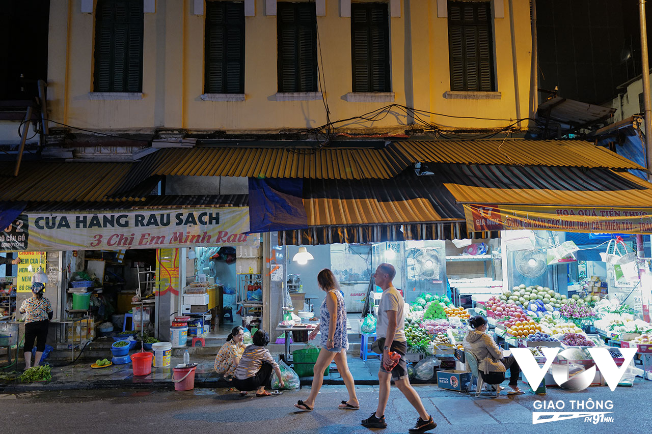 Bên cạnh đó, các loại mặt hàng khác như rau củ quả, cũng đều là loại được tuyển chọn kỹ càng, mới có thể đem ra bán cho những người khách sành ăn phố cổ