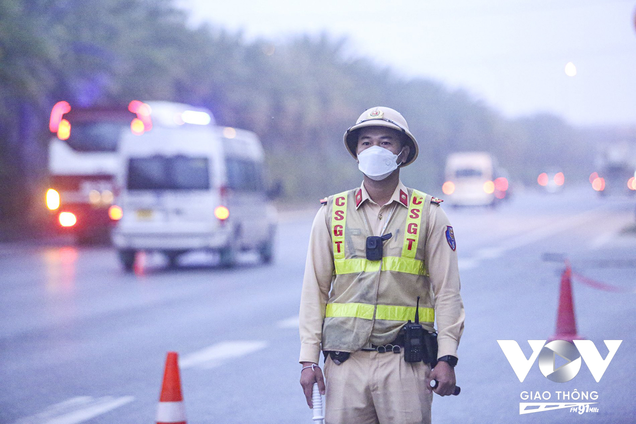 Hàng ngày, Đội CSGT đường bộ số 15 đều cắt cử các tổ công tác kiểm tra, xử lý các trường hợp đi xe đạp vào đường Võ Nguyên Giáp