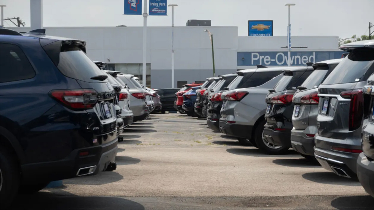 Ô tô đỗ tại bãi đậu xe của một đại lý Chevrolet ở Chicago, Mỹ - Ảnh Getty Images