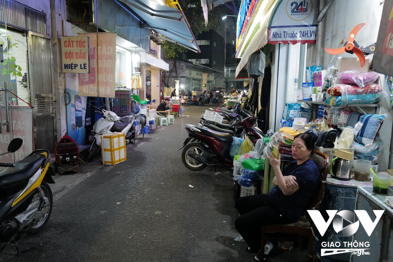 Đầu ngõ Thọ Xương nối với phố Phủ Doãn, nơi có bệnh viện Việt Đức, các hộ gia đình chủ yếu kinh doanh hàng cơm bình dân, nhà thuốc hoặc các đồ dùng bán cho bệnh nhân và người nhà bệnh nhân đến điều trị ở bệnh viện này