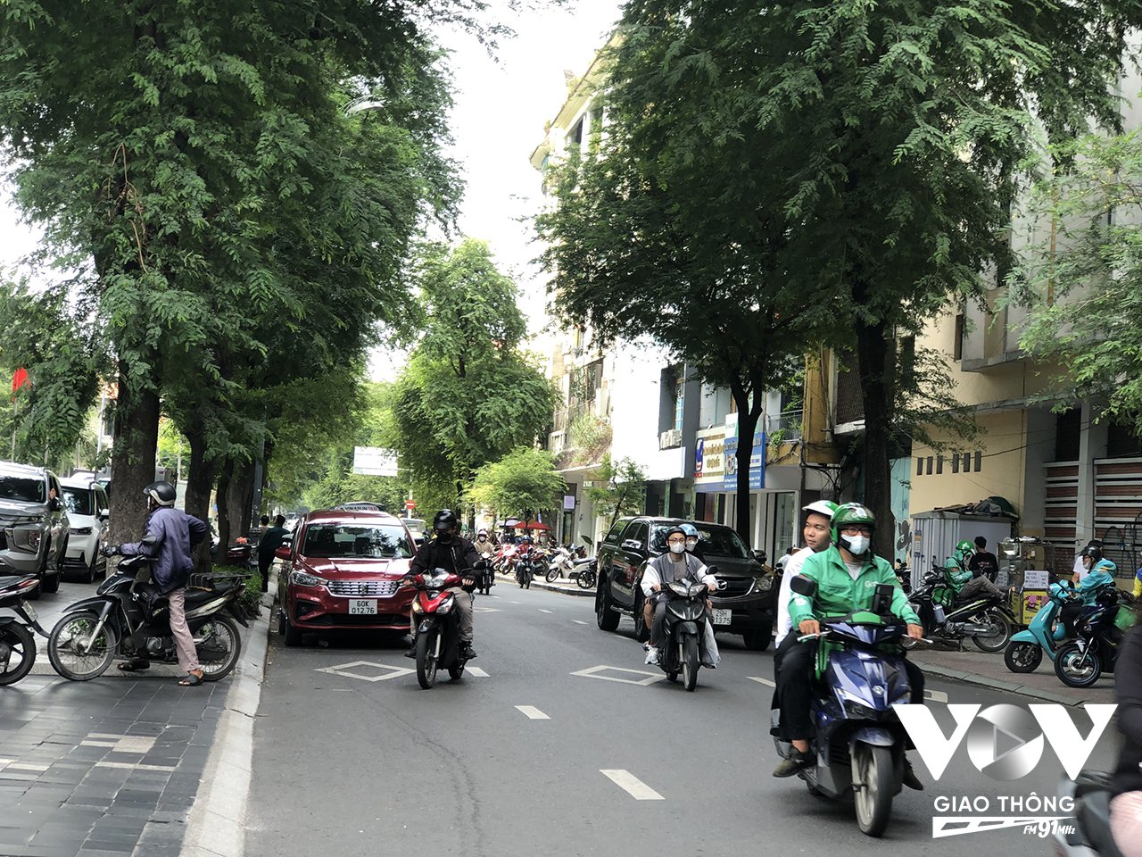 Ô tô đậu tràn làn trên đường Lý Tự Trọng