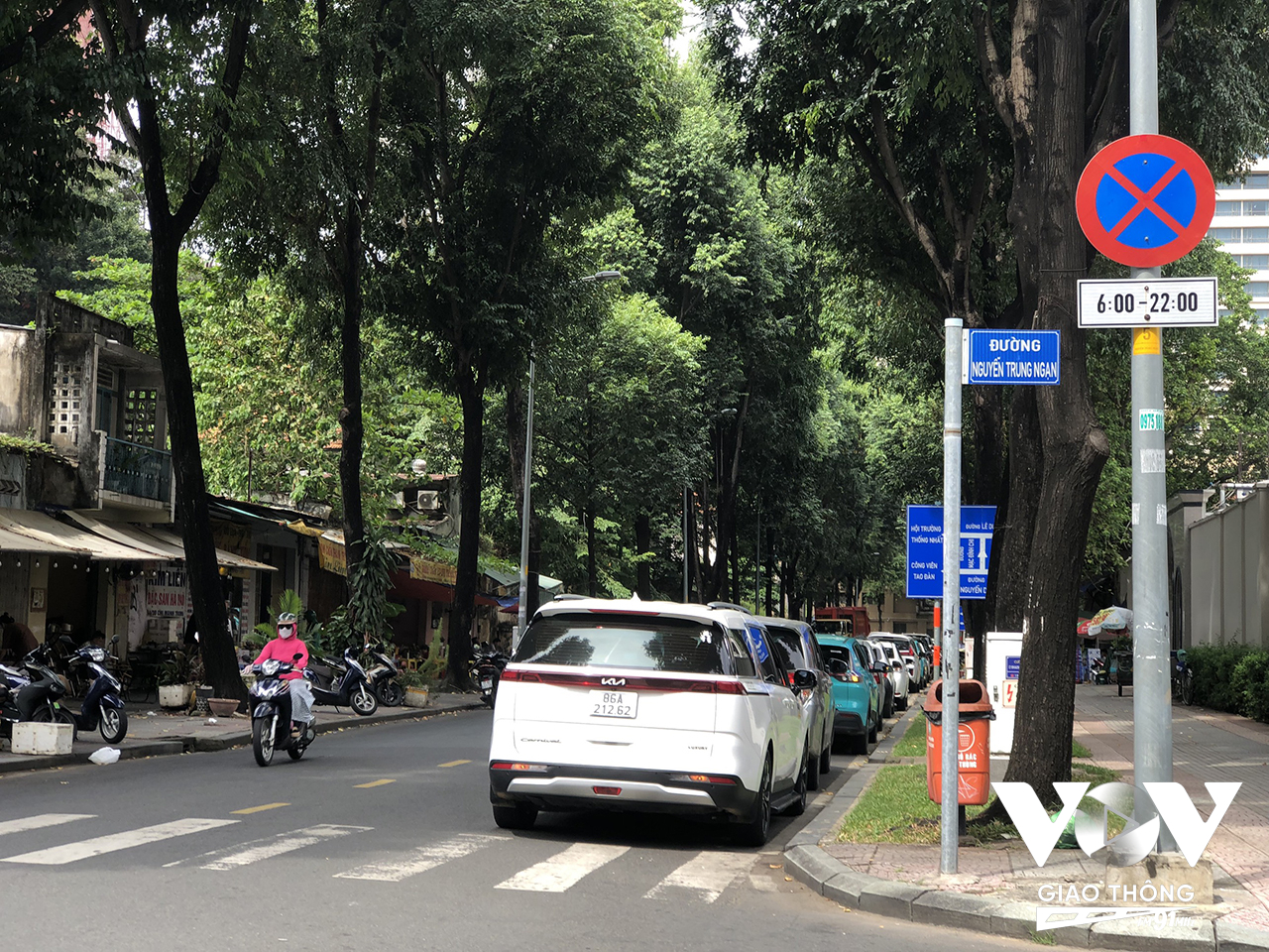 Mặc dù có biển cấm dừng và đậu xe nhưng nhiều ô tô vẫn xếp hàng đậu trên đường Chu Mạnh Trinh