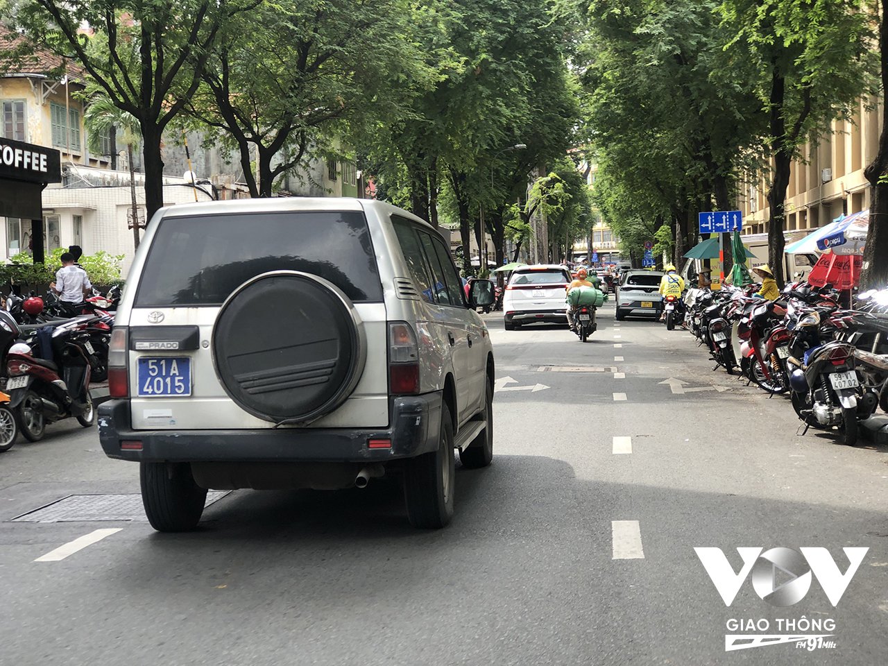 Xe máy cũng đậu tràn dưới lòng đường Nguyễn Du