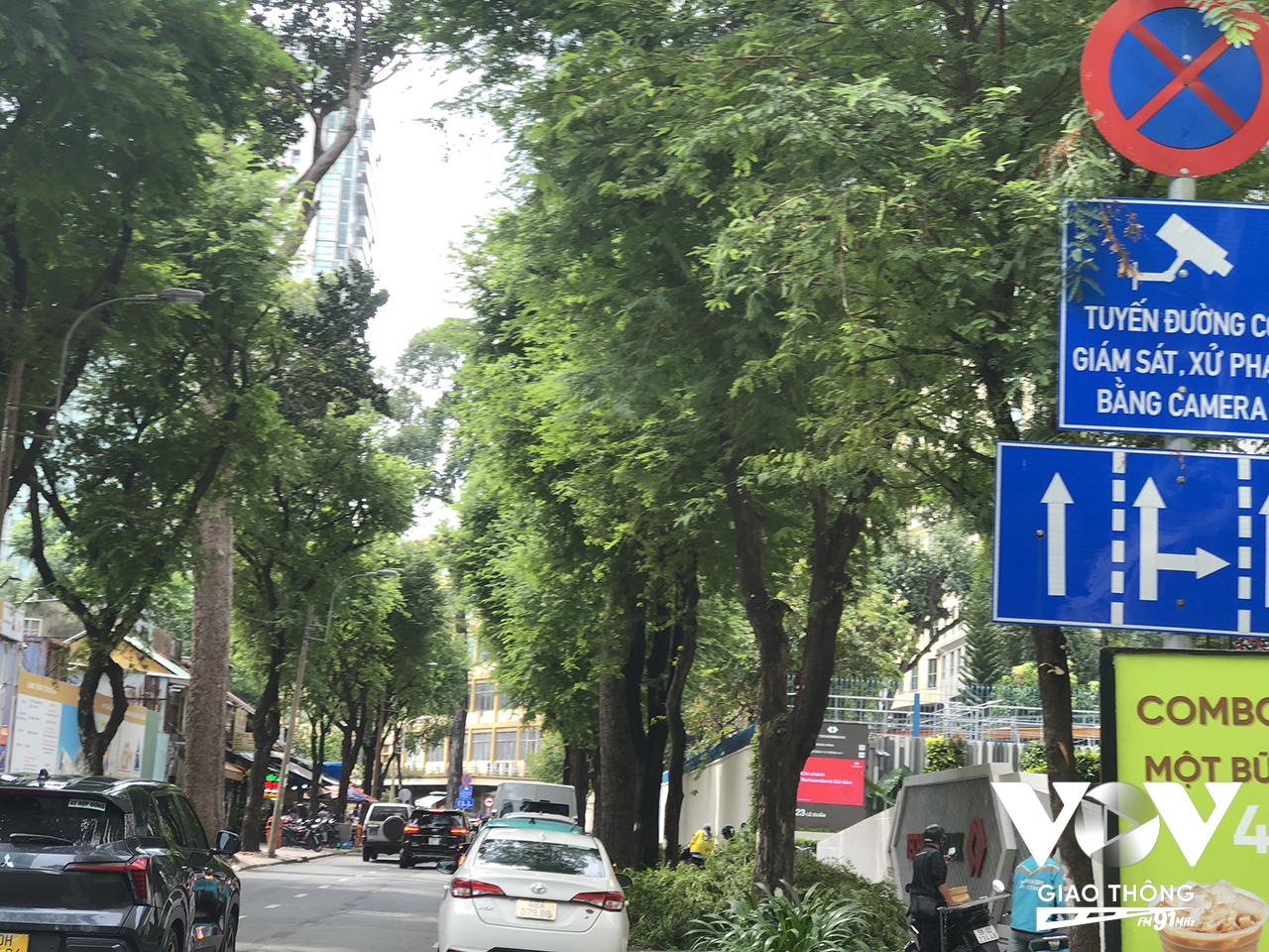 Ngay trước Bệnh viện Nhi đồng 2, ô tô xếp hàng đậu trên đường kéo dài cả trăm mét