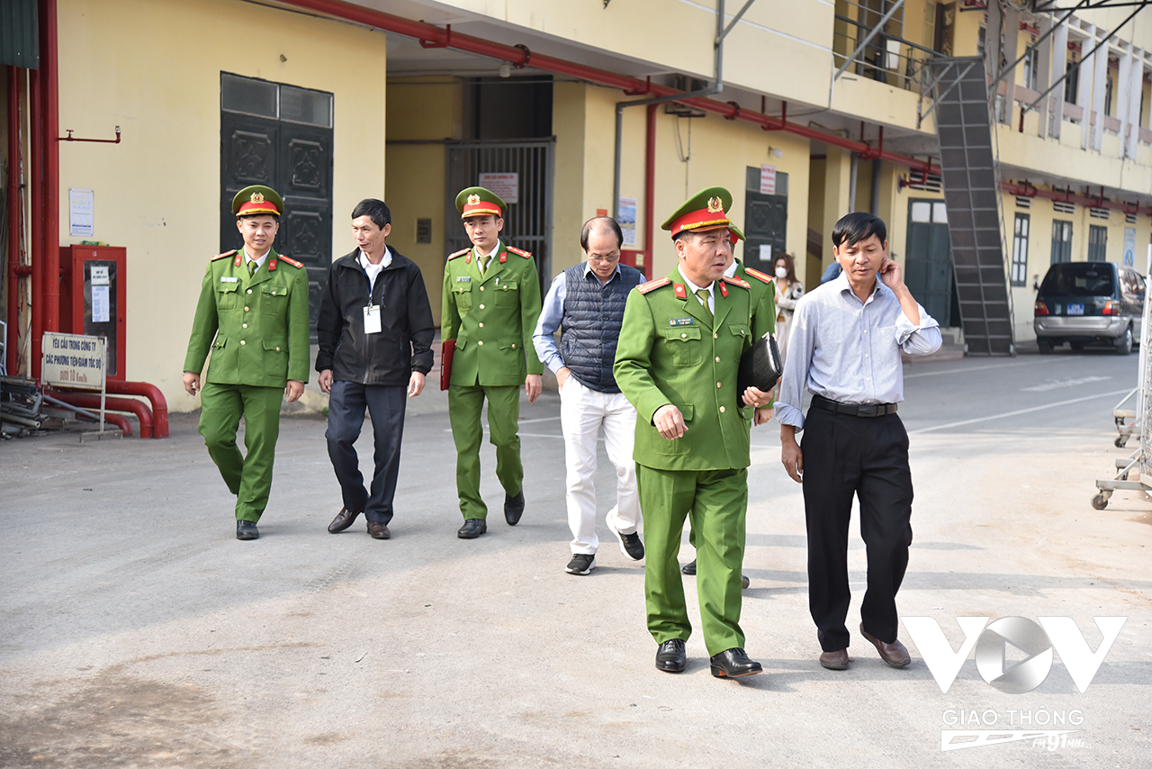 Lực lượng Cảnh sát PCCC&CNCH Công an thị xã Sơn Tây tuyên truyền công tác đảm bảo an toàn PCCC tại CTCP may Sơn Hà