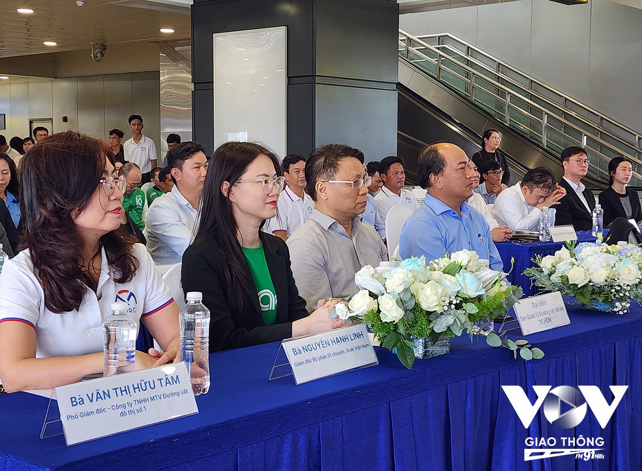 Lãnh đạo các Sở, ngành tham dự lễ ký kết thúc đẩy phát triển giao thông thông minh, tăng năng lực tiếp cận cho tuyến metro.