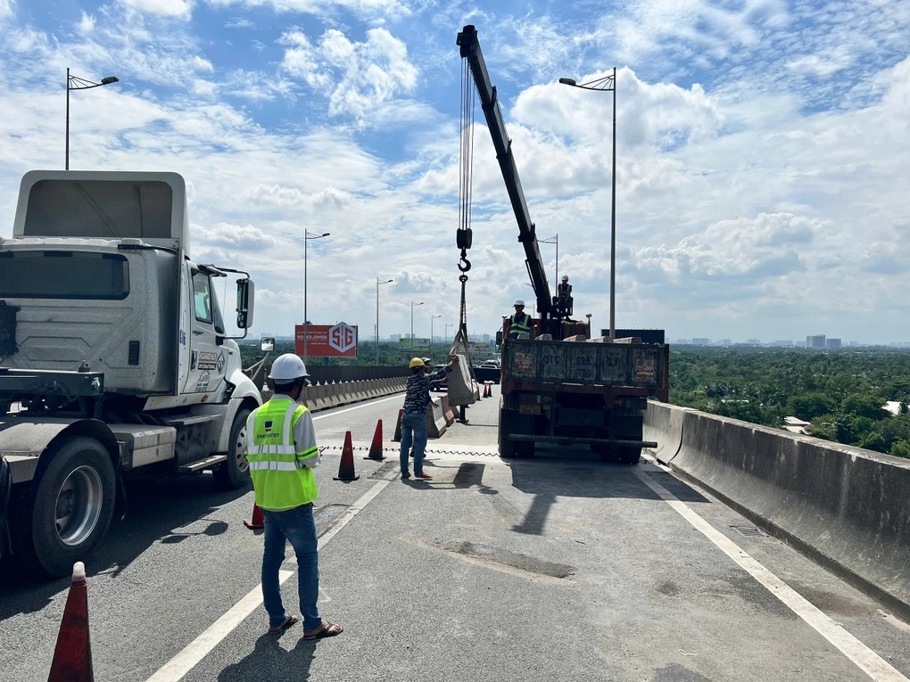 Thi công sửa khe co giãn cầu Long Thành nối TPHCM với Đồng Nai hồi tháng 9 vừa qua. Ảnh: VEC-E