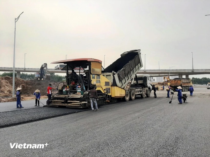 Nhà thầu thi công sửa chữa nền mặt đường một tuyến đường Quốc lộ. (Ảnh: Minh Hiếu/Vietnam+)