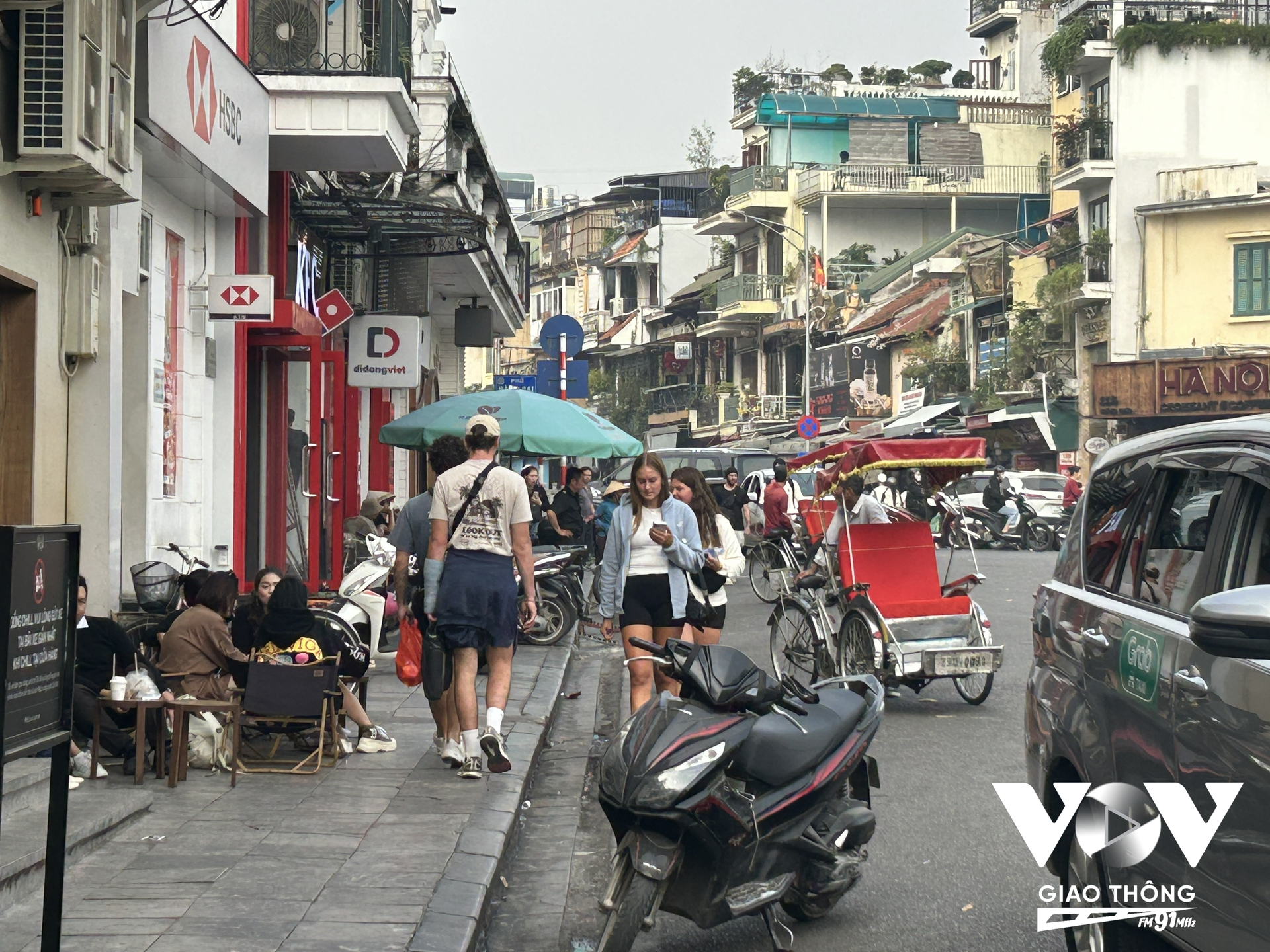 Tình trạng lộn xộn, lấn chiếm vỉa hè của 1 quán cafe tại quảng trường Đông Kinh Nghĩa Thục (Hoàn Kiếm, Hà Nội). Ảnh: Hải Bằng