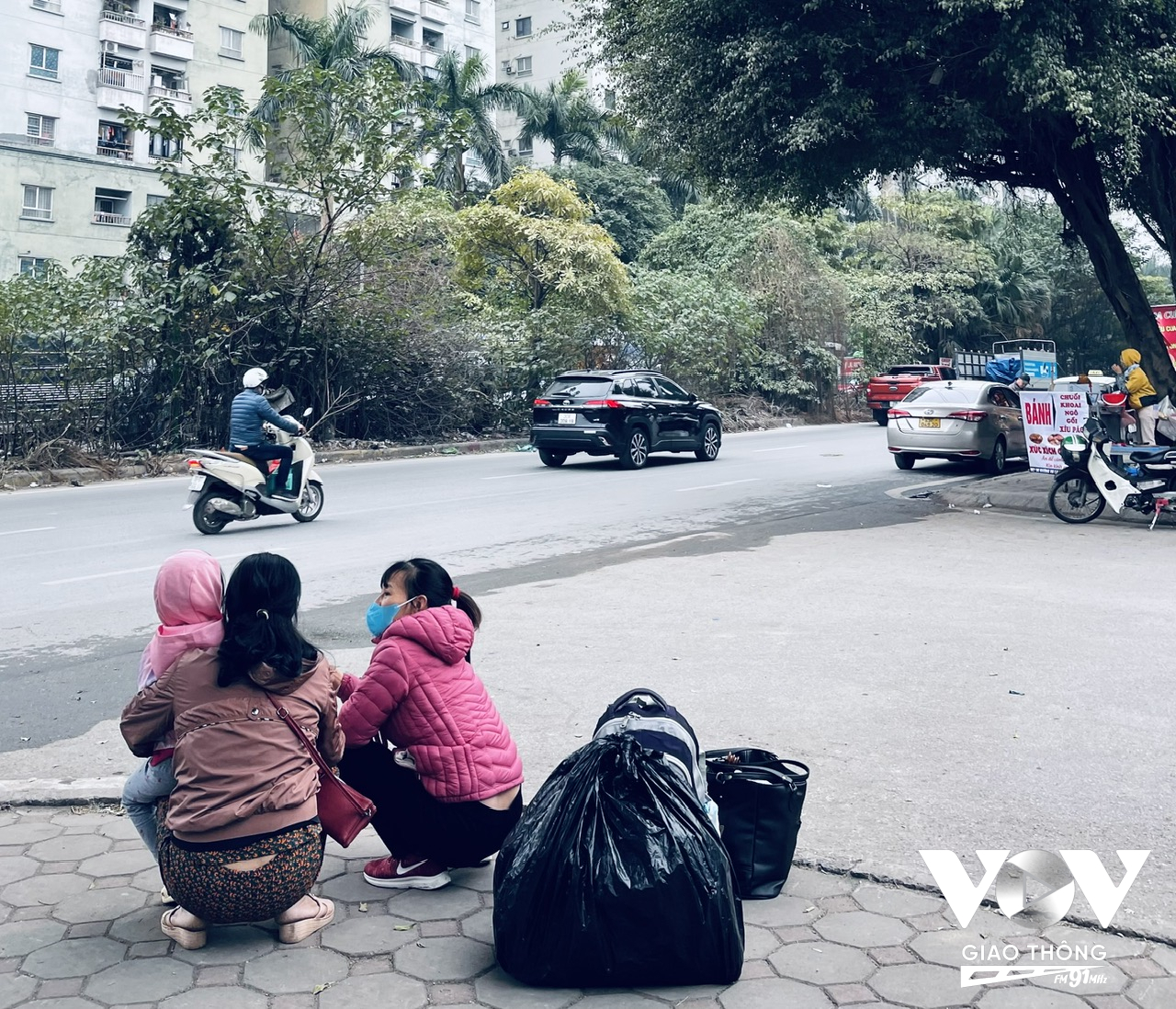 Vỉa hè phía Xa La đi Văn Phú khá rộng nhưng ít người đi, chủ yếu là người đợi xe khách đợi lấy hàng