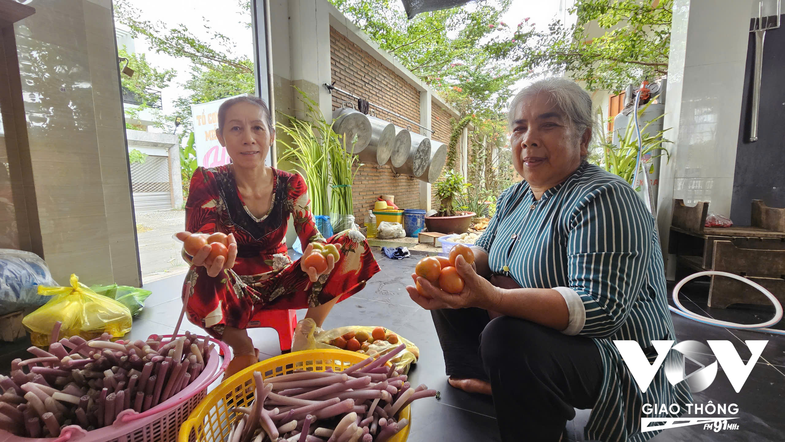 Bà Nguyễn Thị Kim Lan (bìa trái) cùng chuẩn bị rau củ cho Tổ cơm chay miễn phí Hoa Sen. (Ảnh: Nhật Minh)