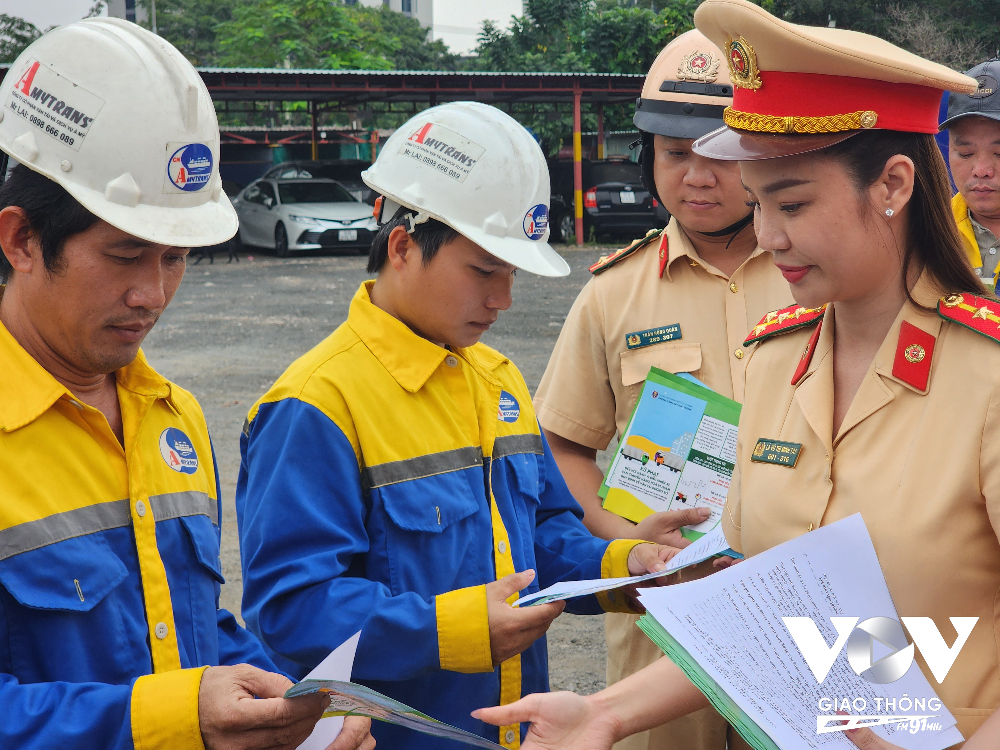 Cán bộ, chiến sĩ CSGT Đội Nam Sài Gòn tuyên truyền đảm bảo trật tự an toàn giao thông cho đội ngũ lái xe.