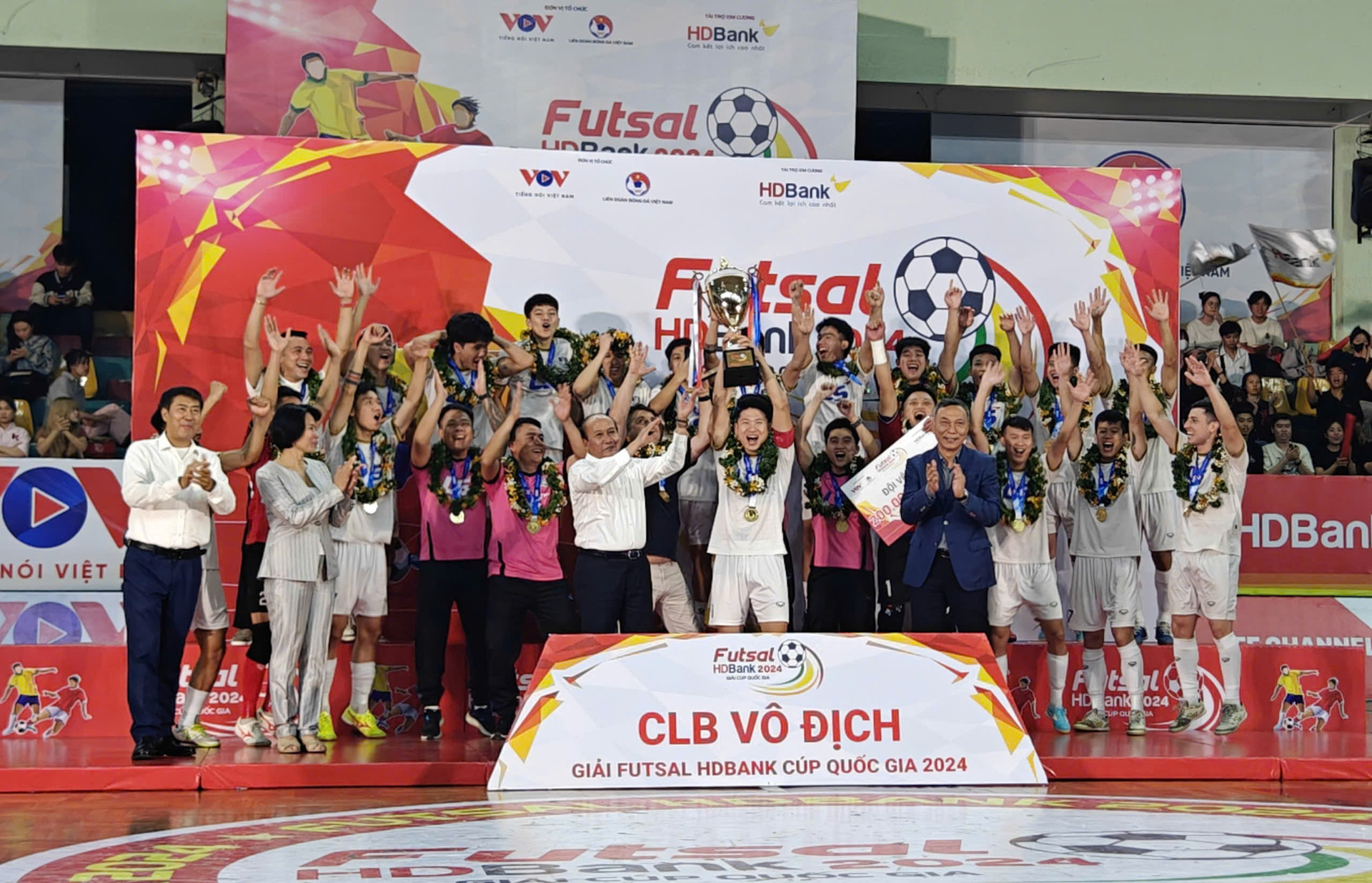 Các cầu thủ câu lạc bộ Thái Sơn Bắc giành được cúp vô địch Giải Futsal HDBank Cúp quốc gia 2024 sau khi bất ngờ vượt qua Thái Sơn Nam TPHCM với tỷ số 10-1 trong trận chung kết