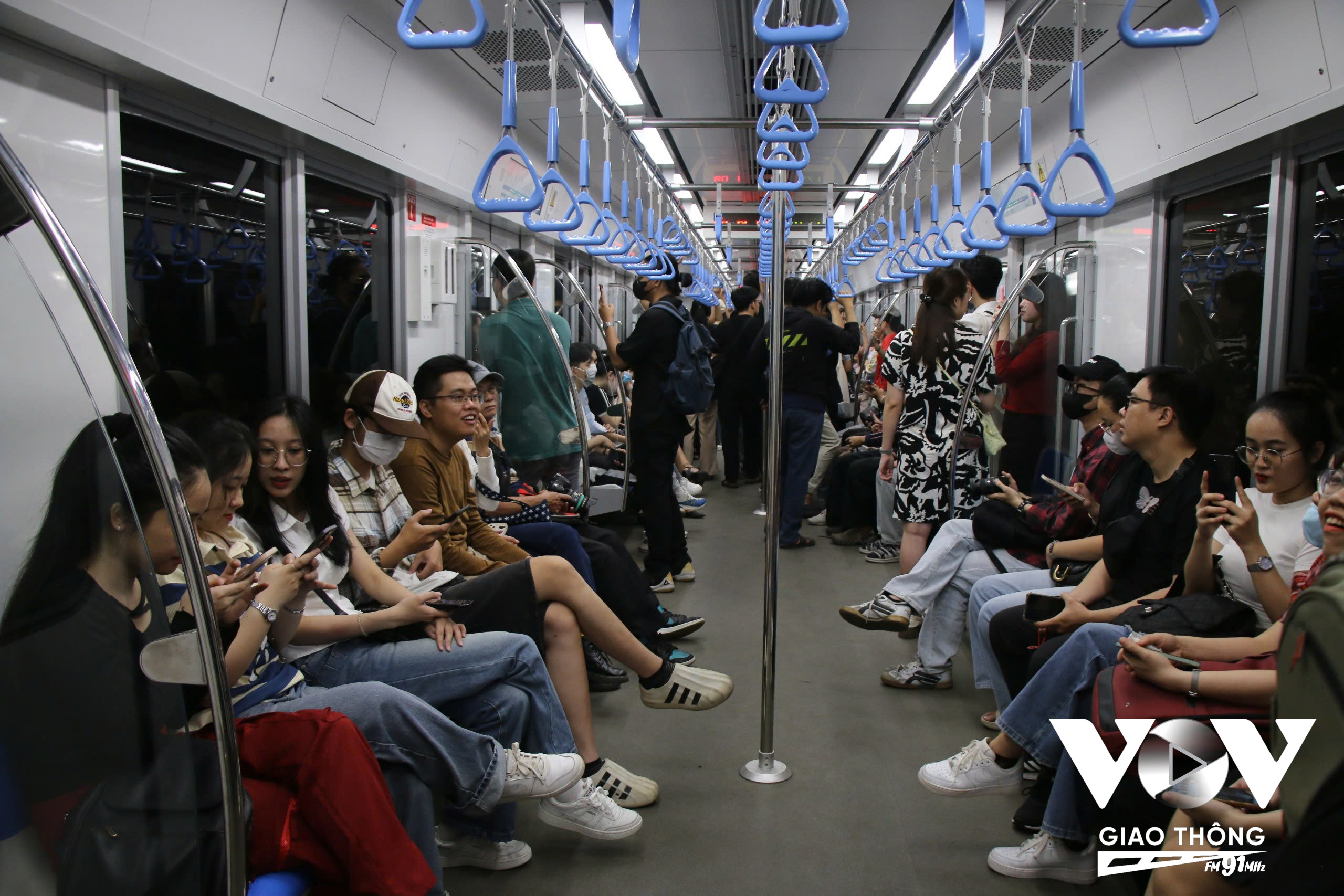 Hành khách ngắm nhìn vẻ đẹp của thành phố vào ban đêm thông qua những chuyến tàu metro trong thời gian vận hành thử