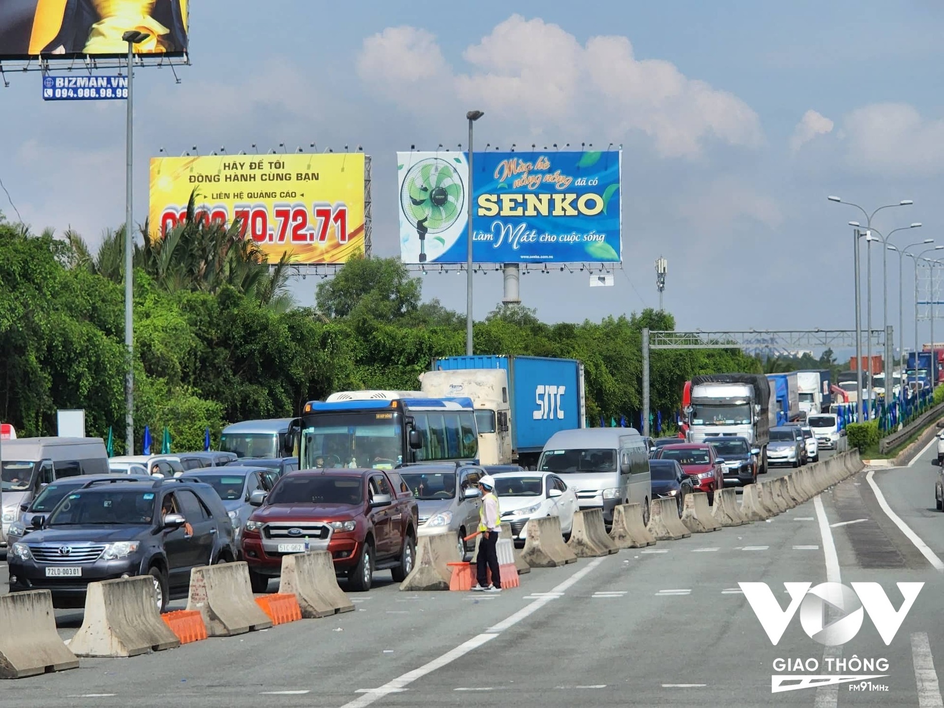 Cảnh phương tiện chật vật, nối đuôi nhau xếp hàng kéo dài, có khi lên tới hơn 10km từ nút giao Quốc lộ 51 về nút giao An Phú là câu chuyện thường trực trên cao tốc TP.HCM - Long Thành - Dầu Giây.