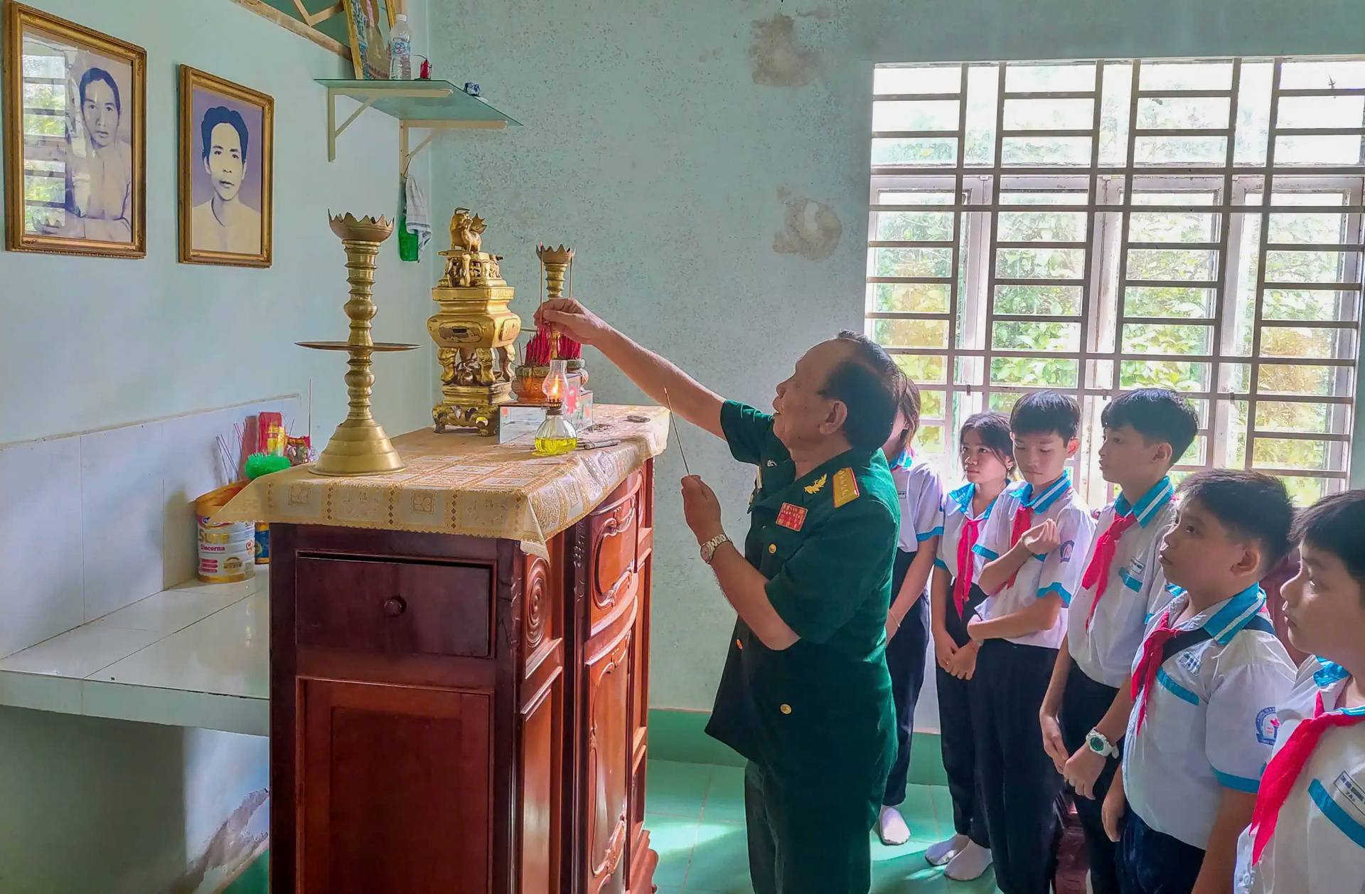 Để những câu chuyện lịch sử thêm sống động, chú Tư Dũng hay tìm lại chiến trường xưa, các di tích lịch sử…để tìm thêm thông tin và cũng là dịp để cung cấp thêm thông tin cho bảo tàng, di tích và các em học sinh. Ảnh: Đăng Huỳnh