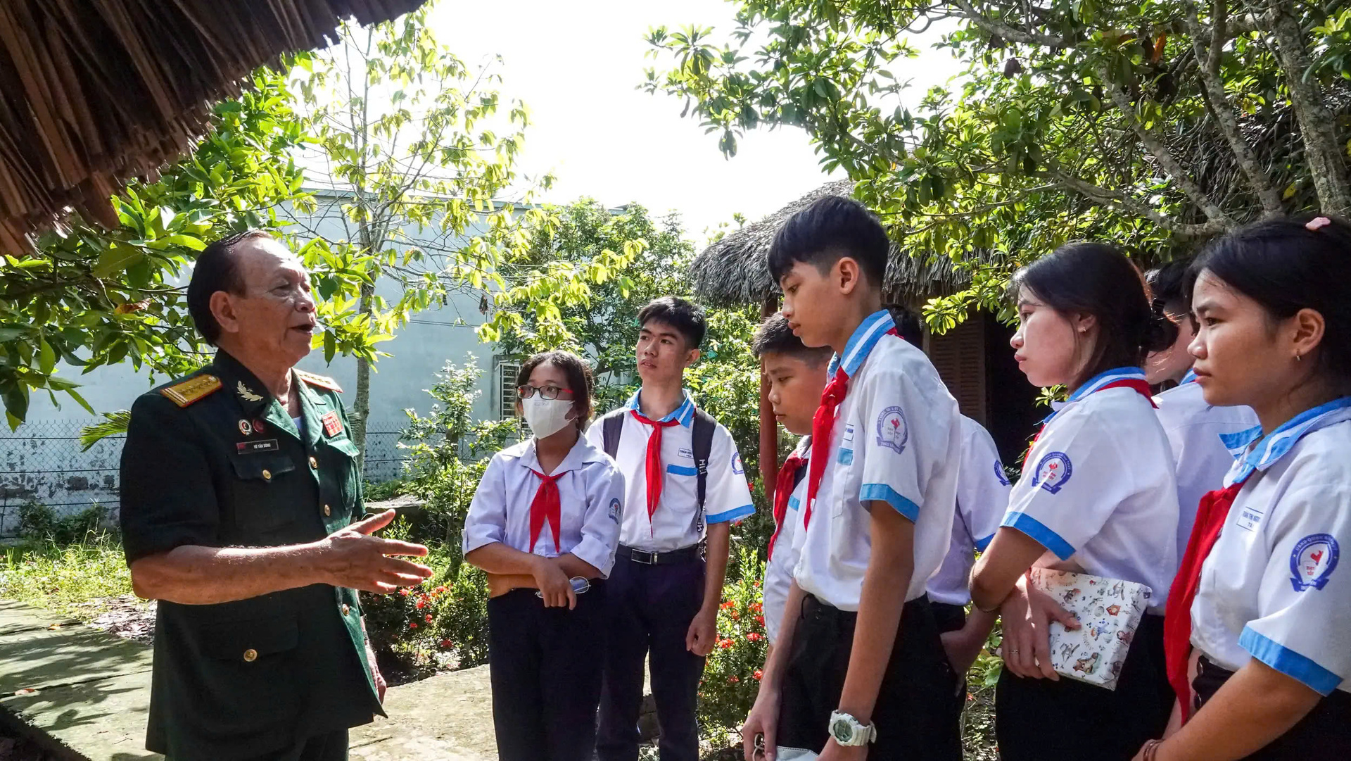 Nhiều thế hệ học sinh Cần Thơ vẫn quen gọi Đại tá Võ Tấn Dũng là “Ông Tư”. Những câu chuyện ông Tư kể tiếp thêm cho thế hệ trẻ lòng tự hào truyền thống quê hương, đất nước. Ảnh: Đăng Huỳnh