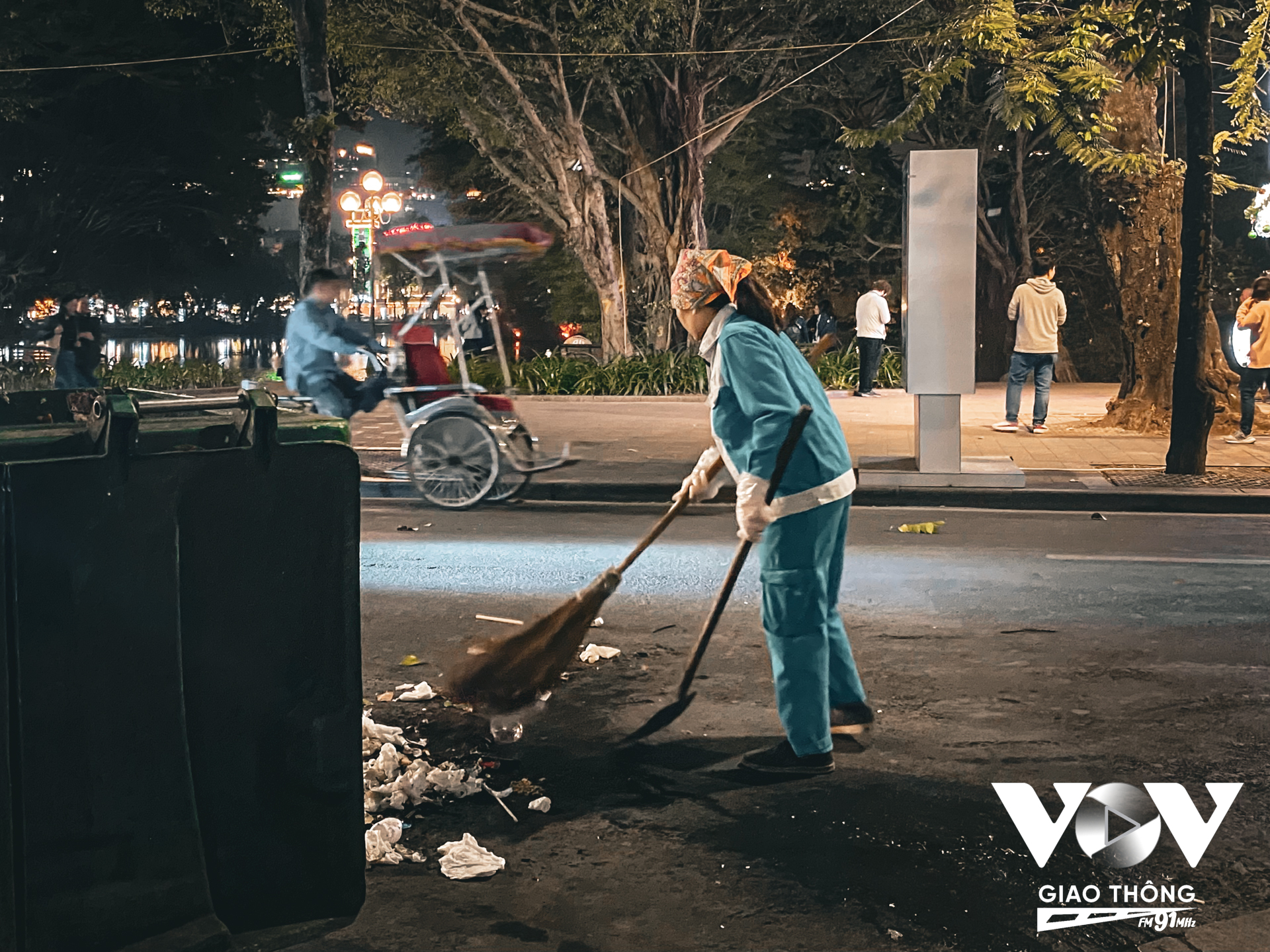 “Tầm 18 giờ tối chúng tôi bắt đầu kéo xe rác ra, quét đường trước sau đó đến 19 giờ bắt đầu thu gom rác. Chúng tôi cũng vất vả hơn vì rác cả ngày dồn hết vào buổi tối, phải làm nhanh để còn kịp xe cẩu tới cẩu rác đi” - Một công nhân vệ sinh môi trường chia sẻ.