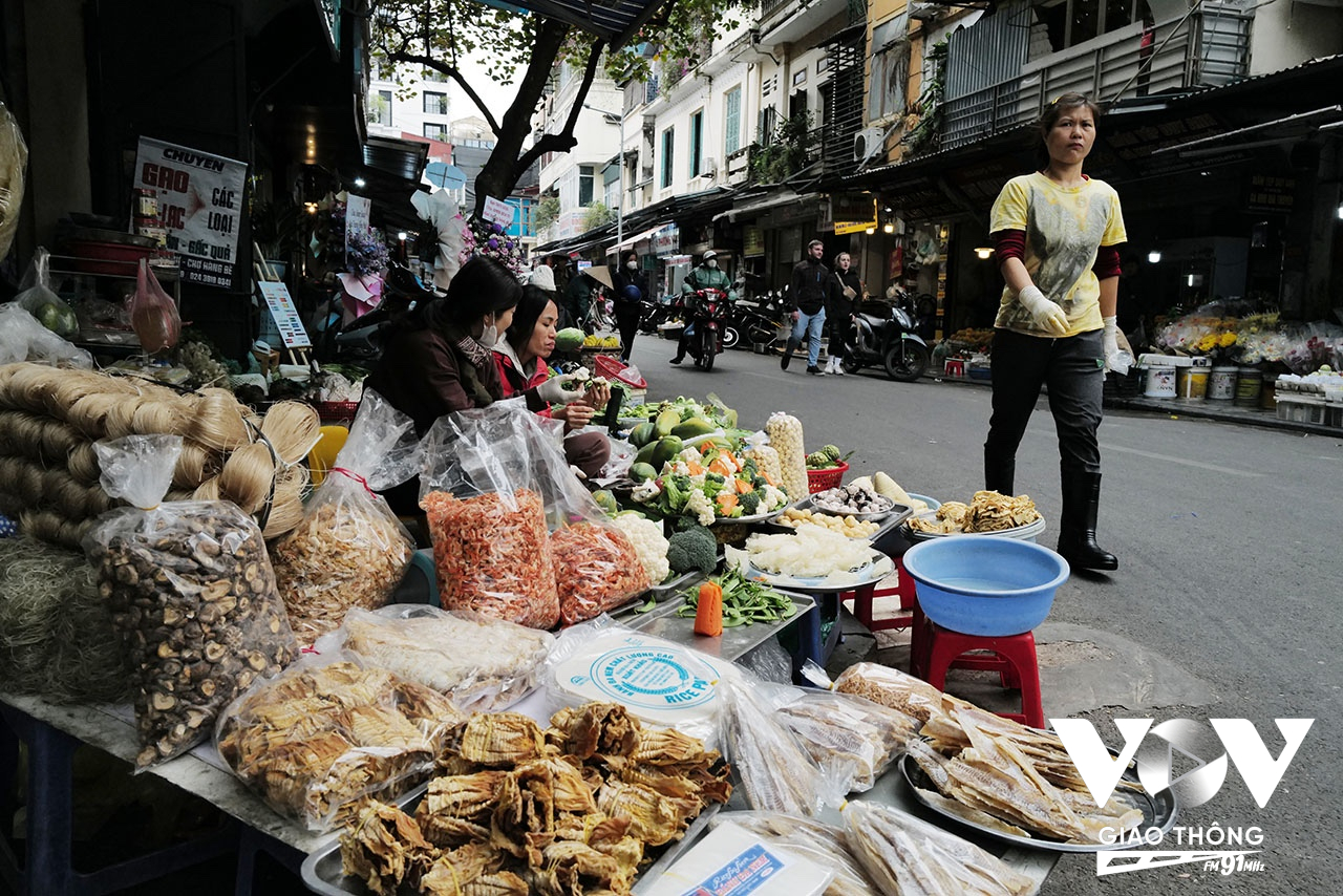 Đồ khô cho ngày tết, cũng như các loại thực phẩm cho những ngày cúng lễ cuối năm được bày bán rất nhiều ở chợ Hàng Bè