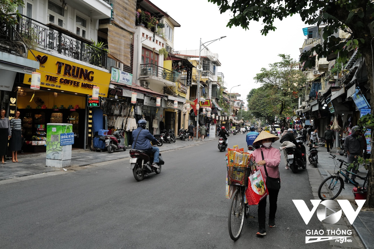 Phố Hàng Ngang, Hàng Đào có lẽ là những con phố thể hiện rõ nhất không khí cuối năm khi lượng hàng hóa bày bán những ngày này tăng đột biến