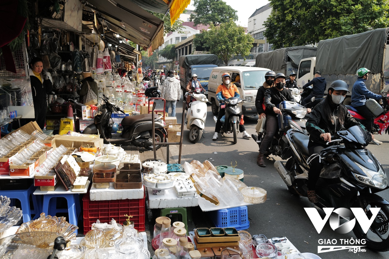 Đồ bày tết như cốc chén, ly tách, khay mứt tết được bổ sung nhiều hơn trên các cửa hàng chuyên bán đồ thủy tinh phố Hàng Khoai