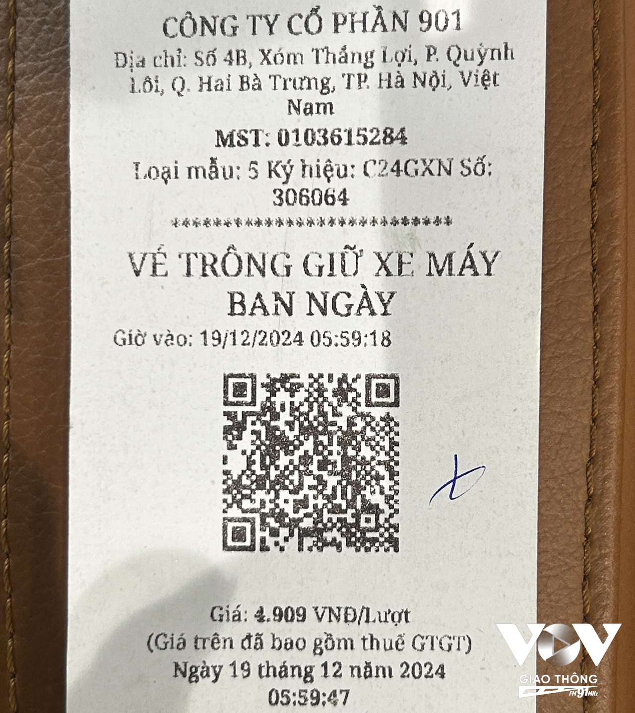 Mặc dù gửi xe vào lúc 11h30 phút trưa, thế nhưng nhân viên trông giữ xe của công ty cổ phần 901 lại đưa cho khách hàng vé gửi xe được xuất từ 5h59 phút. Mã QR code dùng 1 lần không thể sử dụng, buộc khách hàng phải trả tiền mặt với giá cao gấp đôi so với quy định