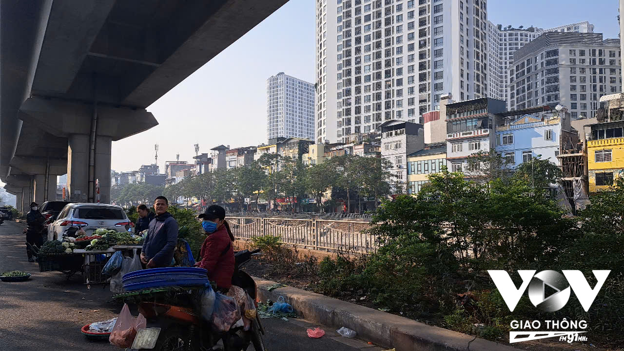 Nhiều hàng rong gây cản trở, làm ùn tắc giao thông