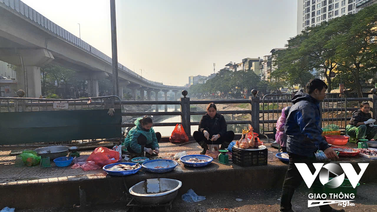 'Chợ cóc' gây ô nhiễm môi trường và ảnh hưởng tới cảnh quan đường phố