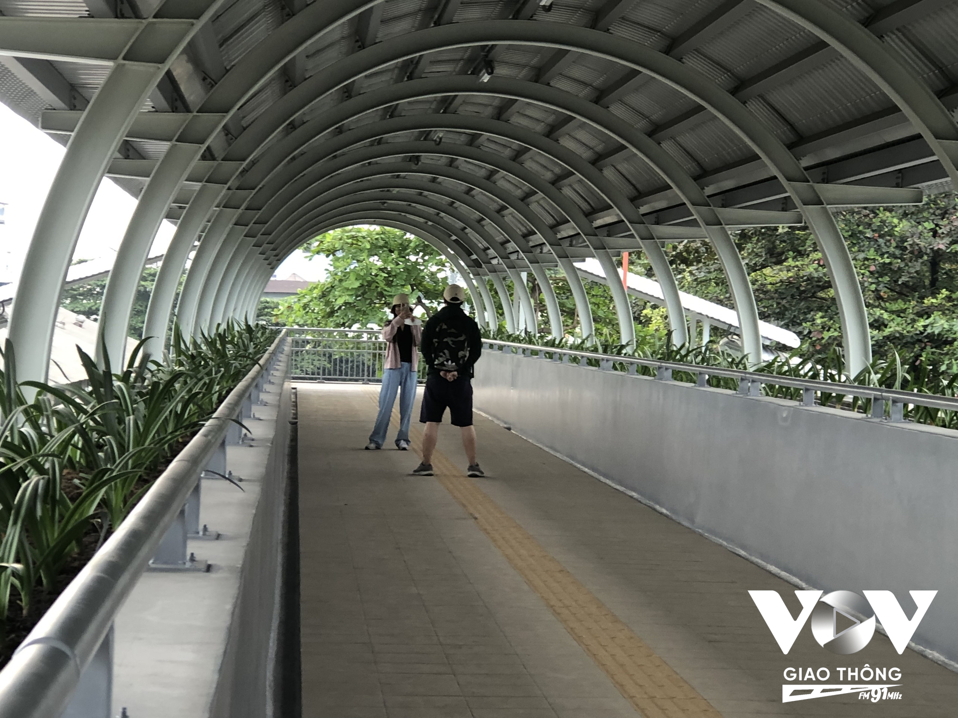 Tại các nhà ga trên cao của metro số 1, nhiều người dân đã có mặt từ sớm để chụp ảnh, check in…