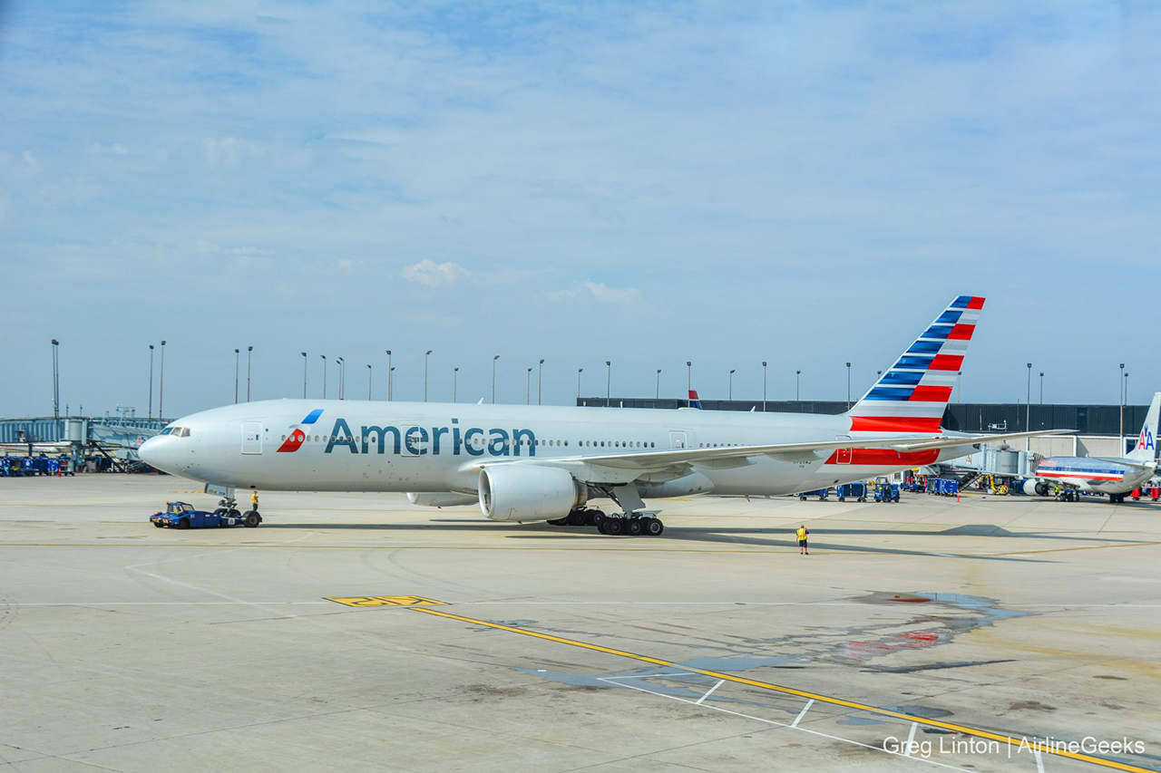 Một chiếc Boeing 777 của American Airlines đang được kéo ở sân bay Chicago - Ảnh: AirlineGeeks | Greg Linton