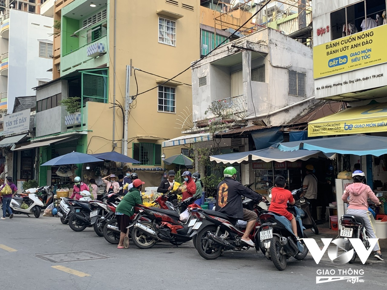 Hành khách ghé mua hàng, oto, xe máy dừng đỗ “la liệt” dưới lòng đường khiến cho giao thông thường xuyên ùn ứ, nhất là vào giờ cao điểm