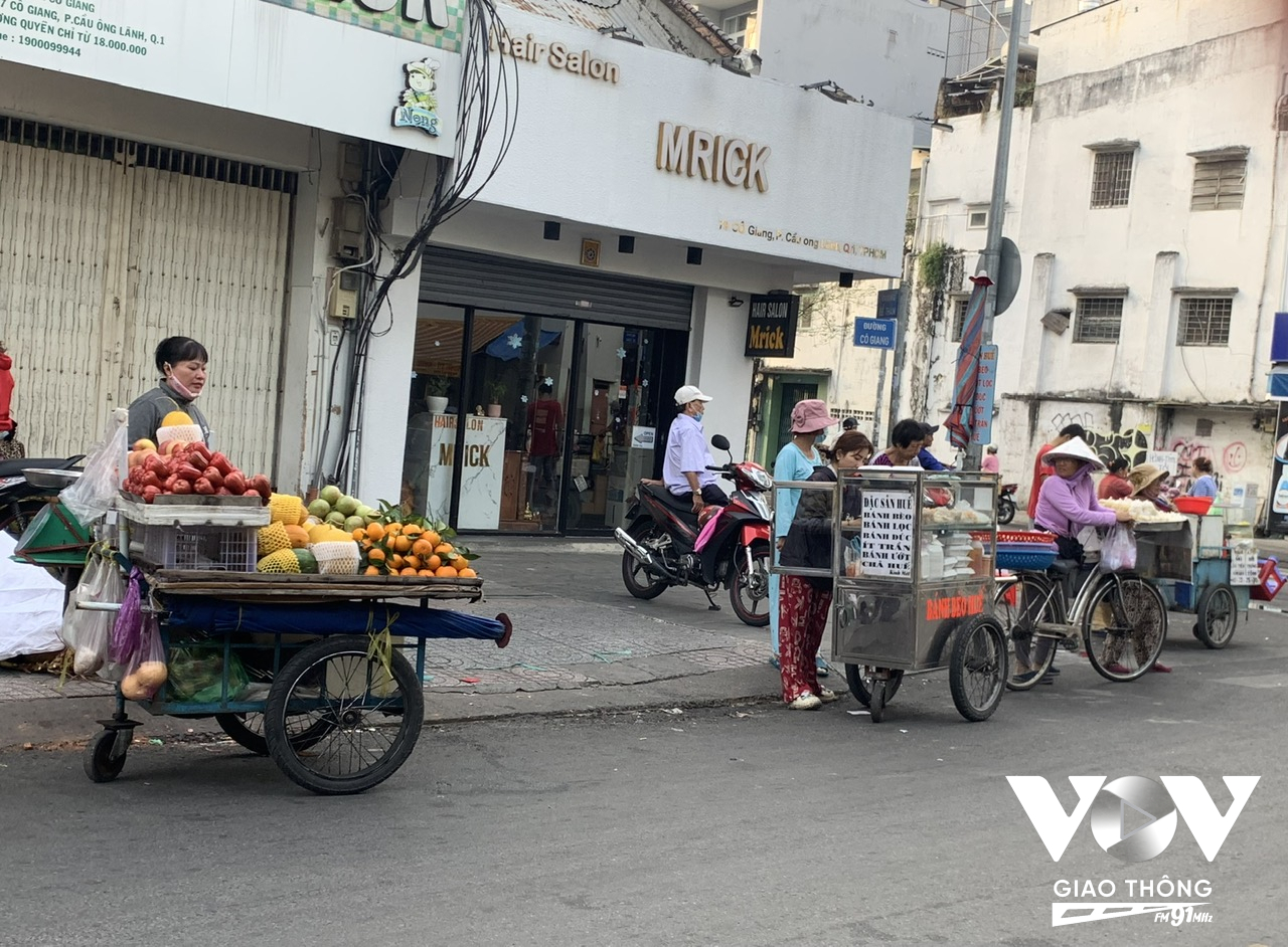 Theo phản ánh của người dân địa phương, khu chợ tự phát này đã tồn tại hơn 3 năm qua, không chỉ gây mất an ninh trật tự, cản trở giao thông mà còn mất mỹ quan đô thị.