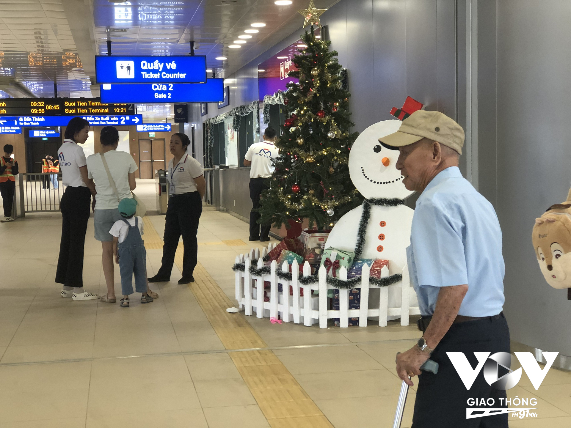 “Tôi mong ước được đi metro này lâu lắm rồi. Được đi tàu metro vào ga Ba Son, ngắm chợ Bến Thành là tui mãn nguyện rồi…”, ông Trí bày tỏ.