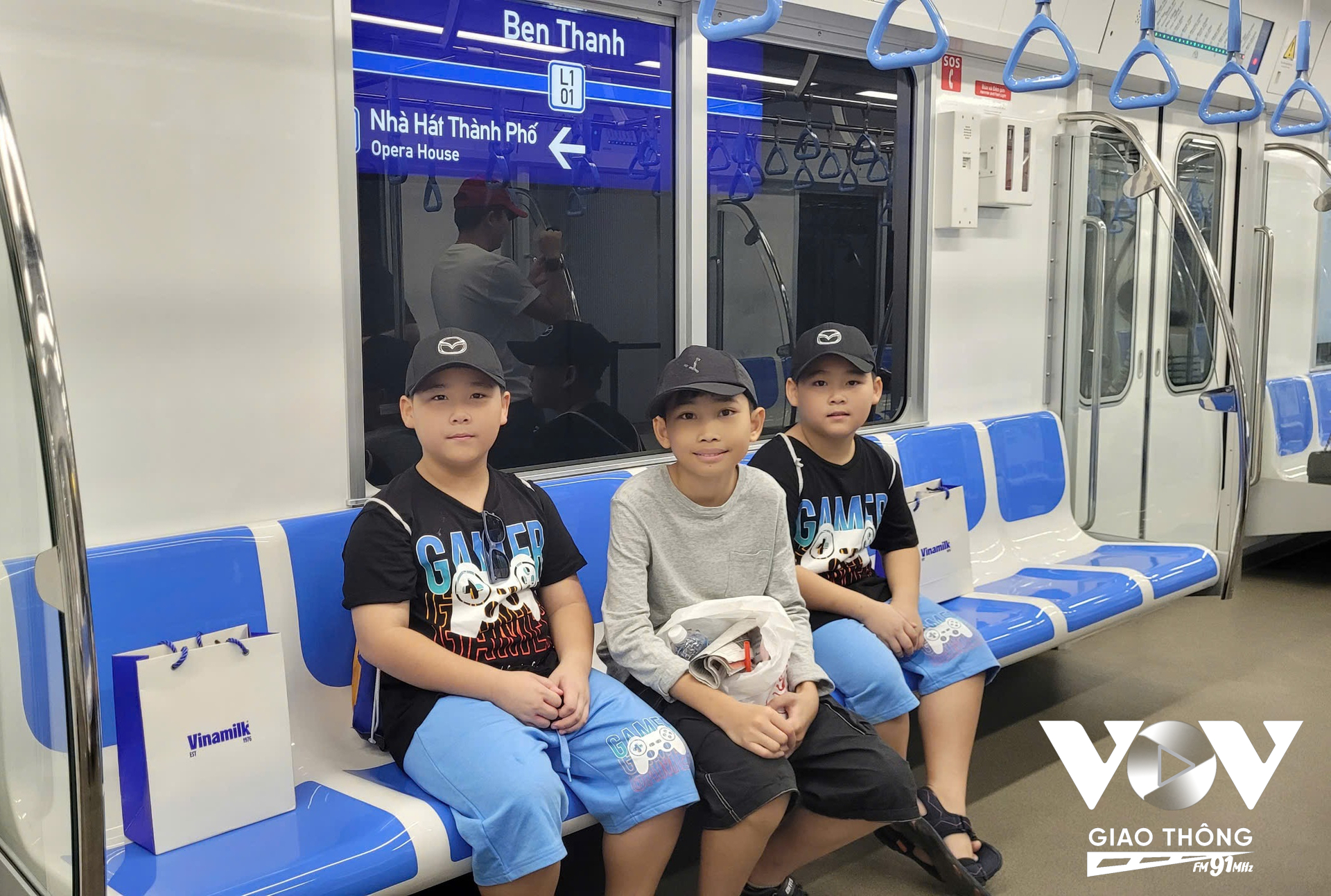 Những 'hành khách nhí' cũng háo hức khi được trải nghiệm Metro