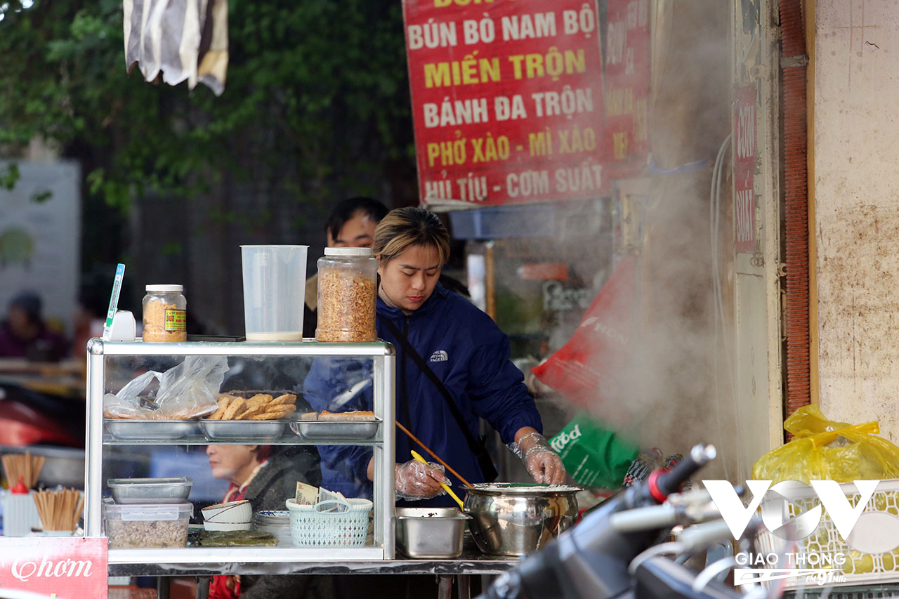 Chị Thơm, chủ một cửa hàng ăn trên Ngõ Tràng Tiền cho biết, thực khách đến đây vào ngày làm việc thường là dân văn phòng - những người làm việc ở các công sở, cửa hiệu xung quanh