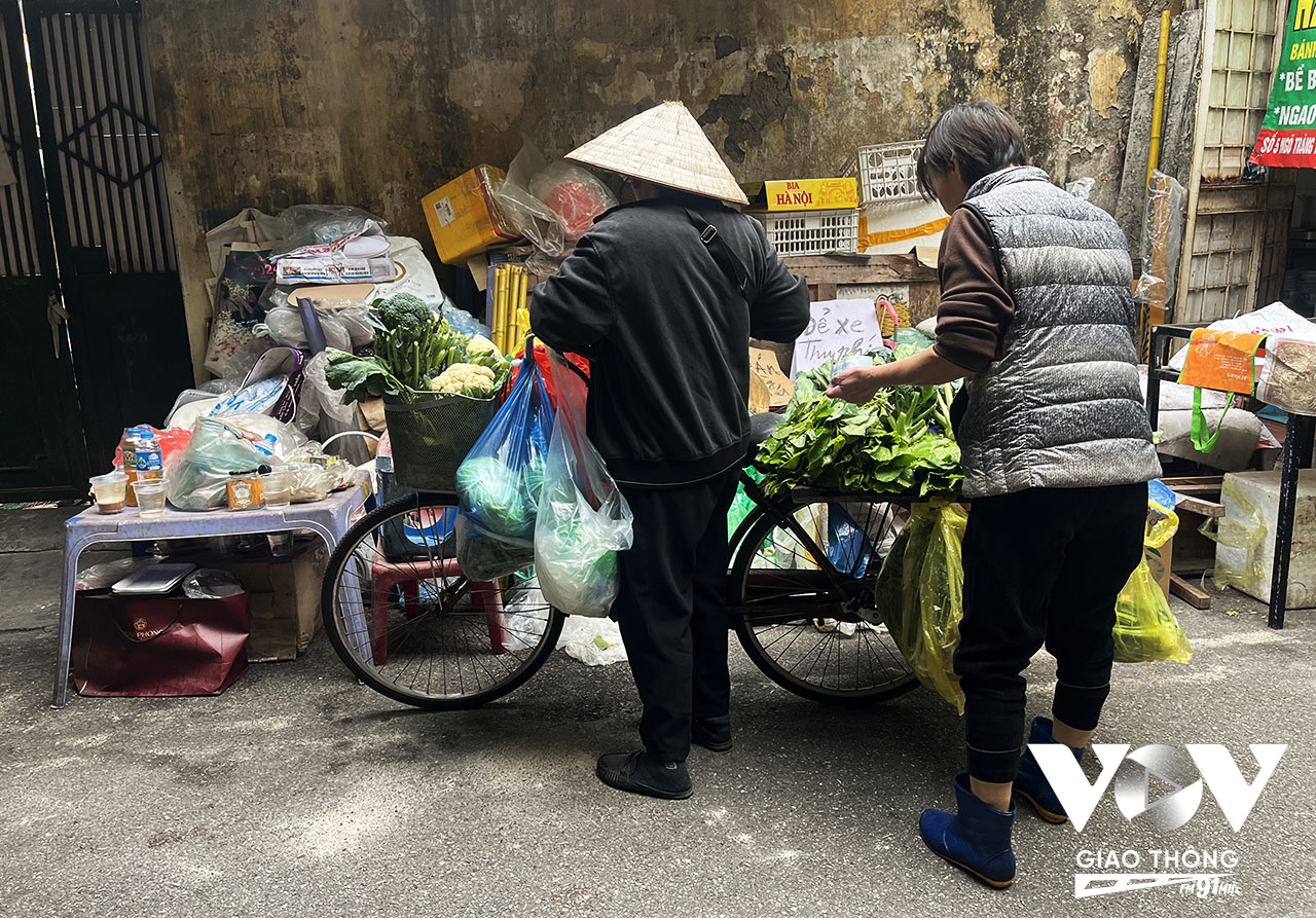 Cuộc sống thường ngày của người dân ngõ Tràng Tiền cũng rất bình dị, khác xa với con phố cùng tên xa hoa cách đó vài bước chân